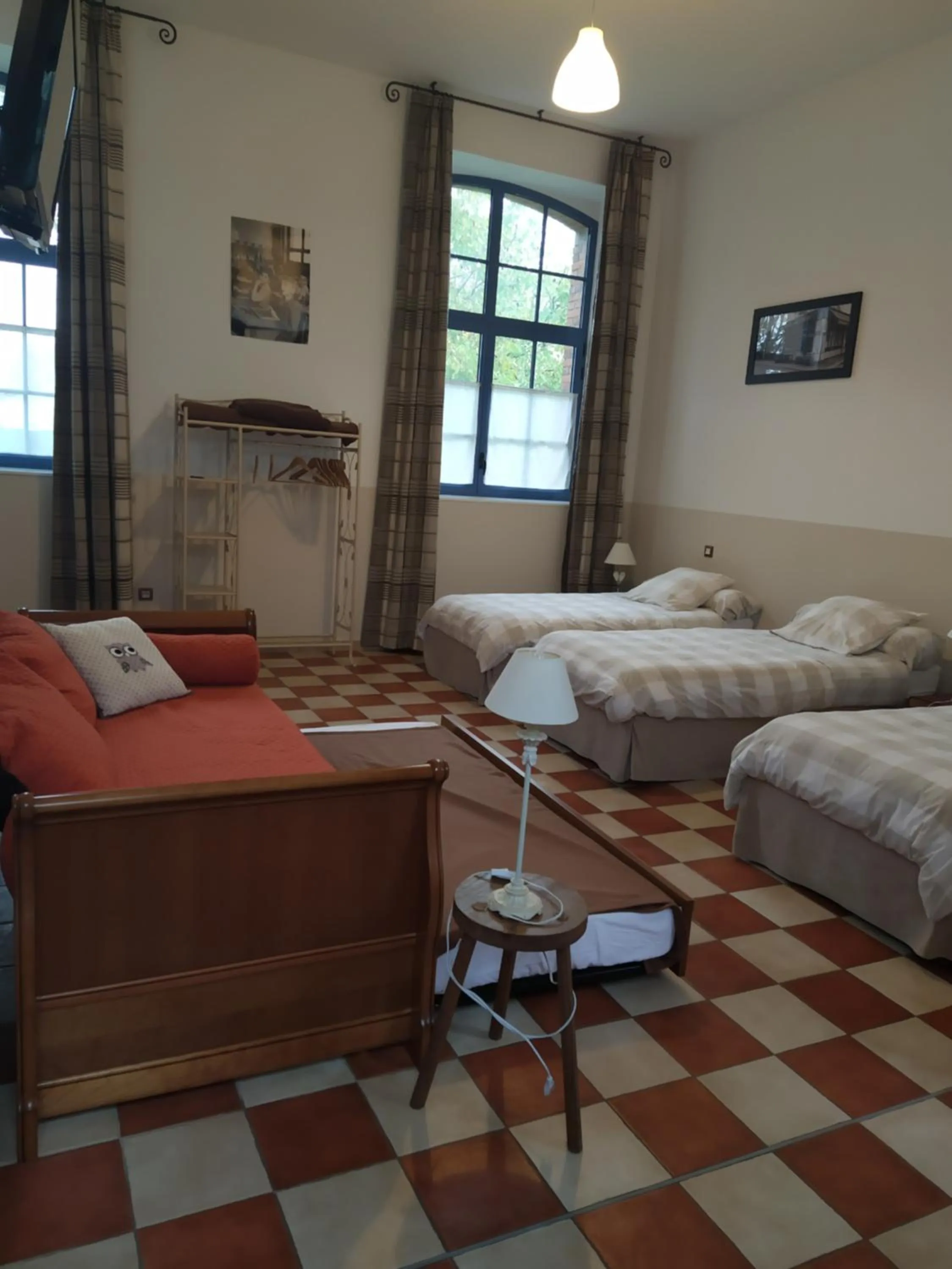 Coffee/tea facilities, Bed in Le DOMAINE DES ECOLIERS B&B