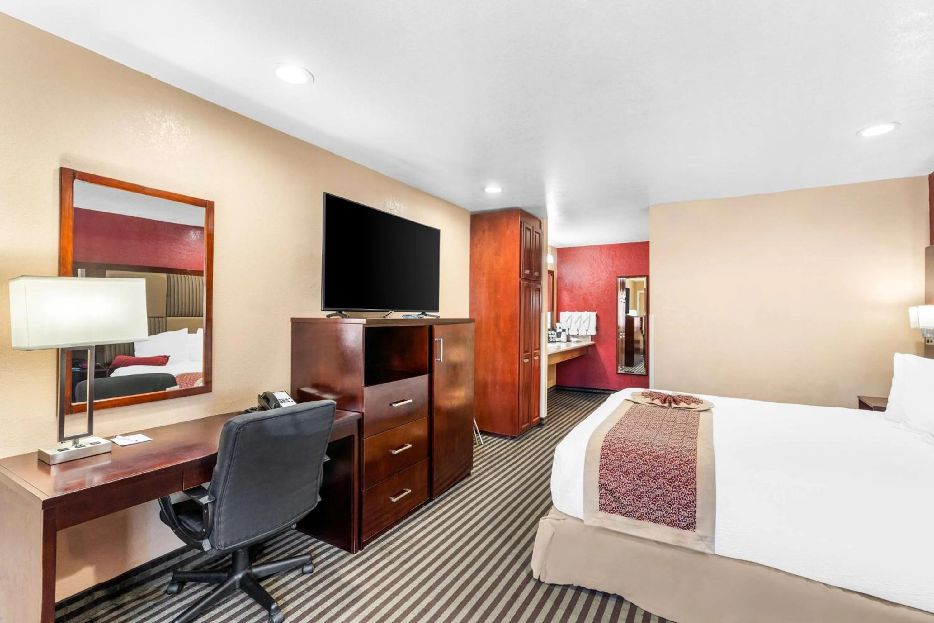 Bedroom, Bed in Best Western Plus Yosemite Way Station
