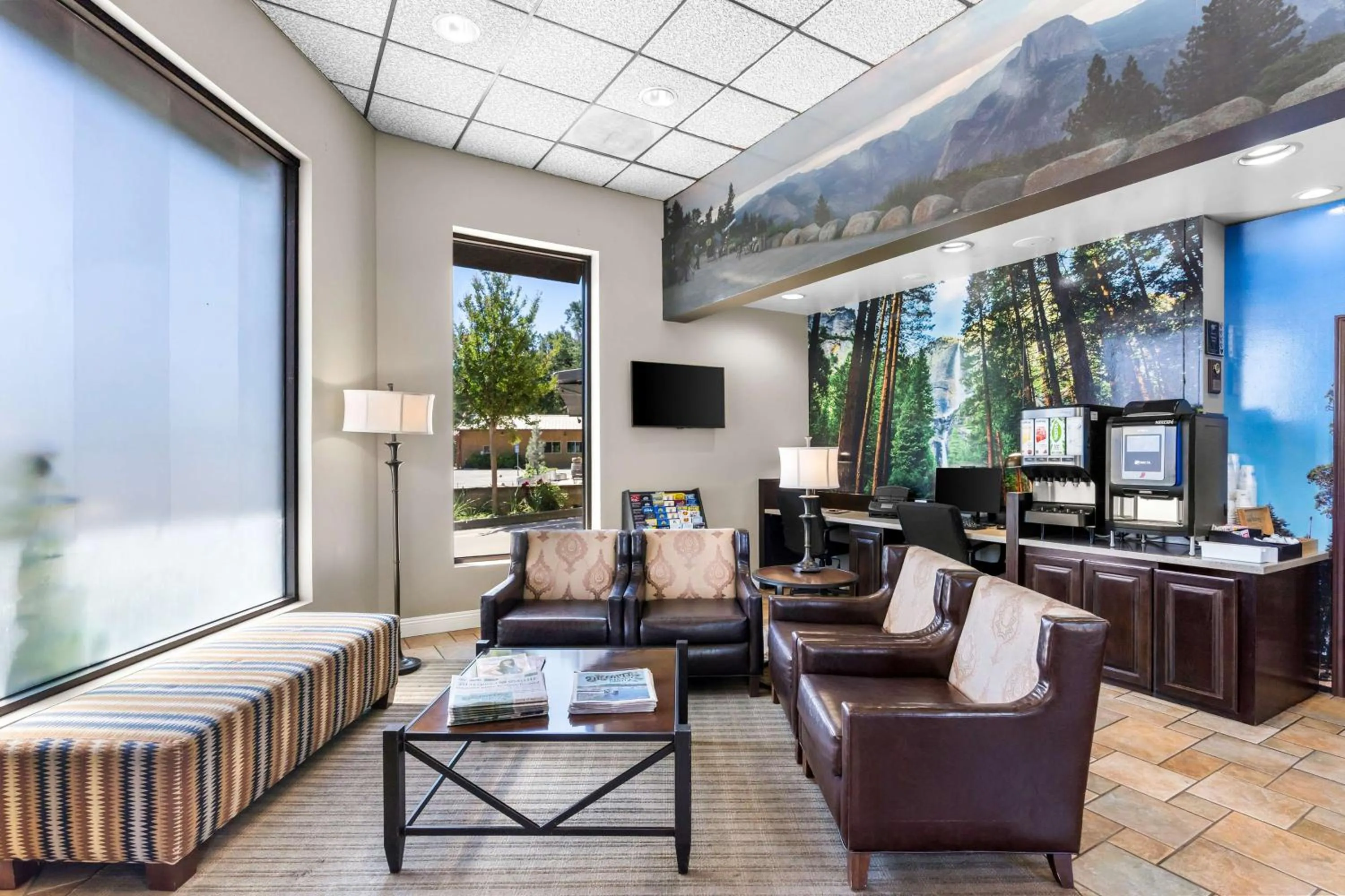 Lobby or reception in Best Western Plus Yosemite Way Station