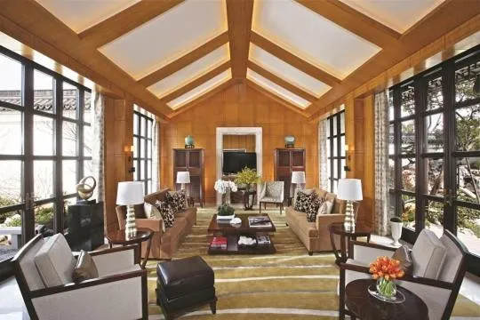 One-Bedroom Villa with Private Pool in Four Seasons Hotel Hangzhou at West Lake