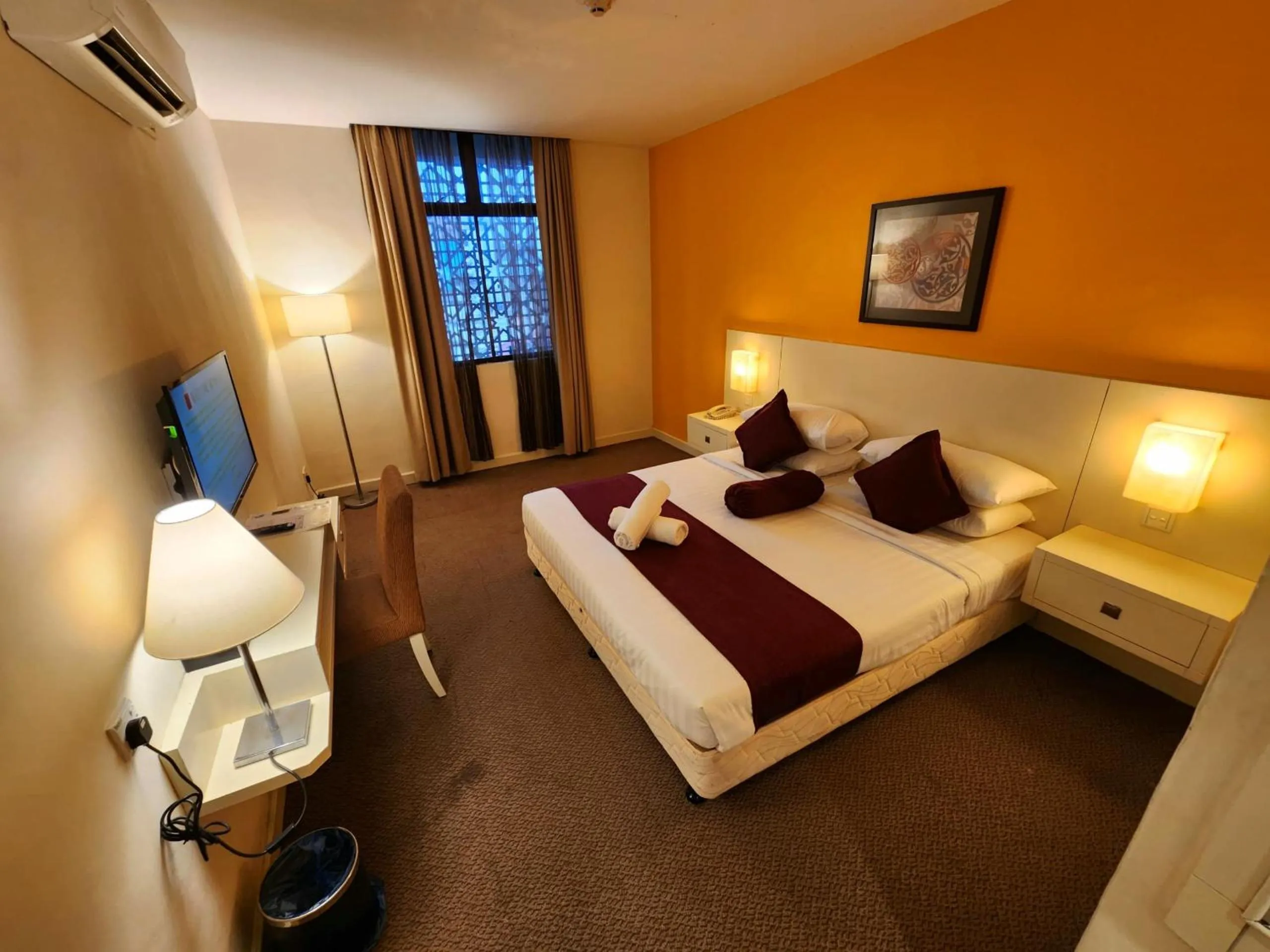 Bedroom, Bed in The Grand Puteri Hotel