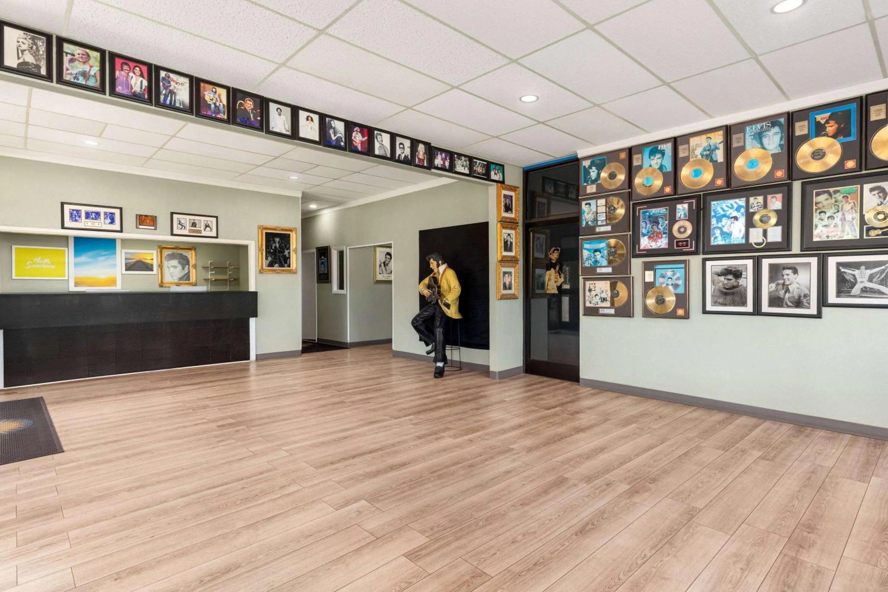 Lobby or reception in Days Inn by Wyndham Memphis at Graceland