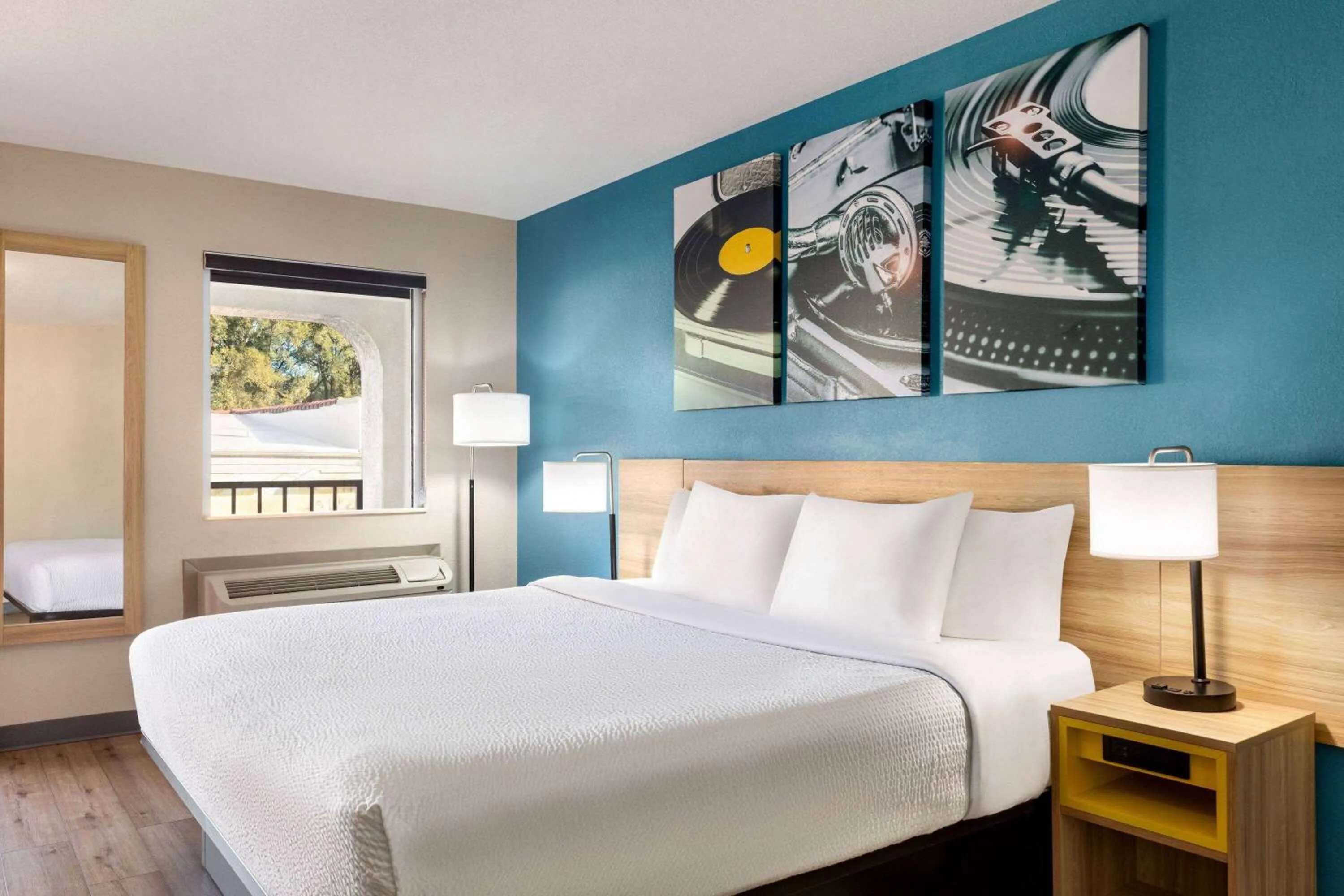Photo of the whole room, Bed in Days Inn by Wyndham Memphis at Graceland