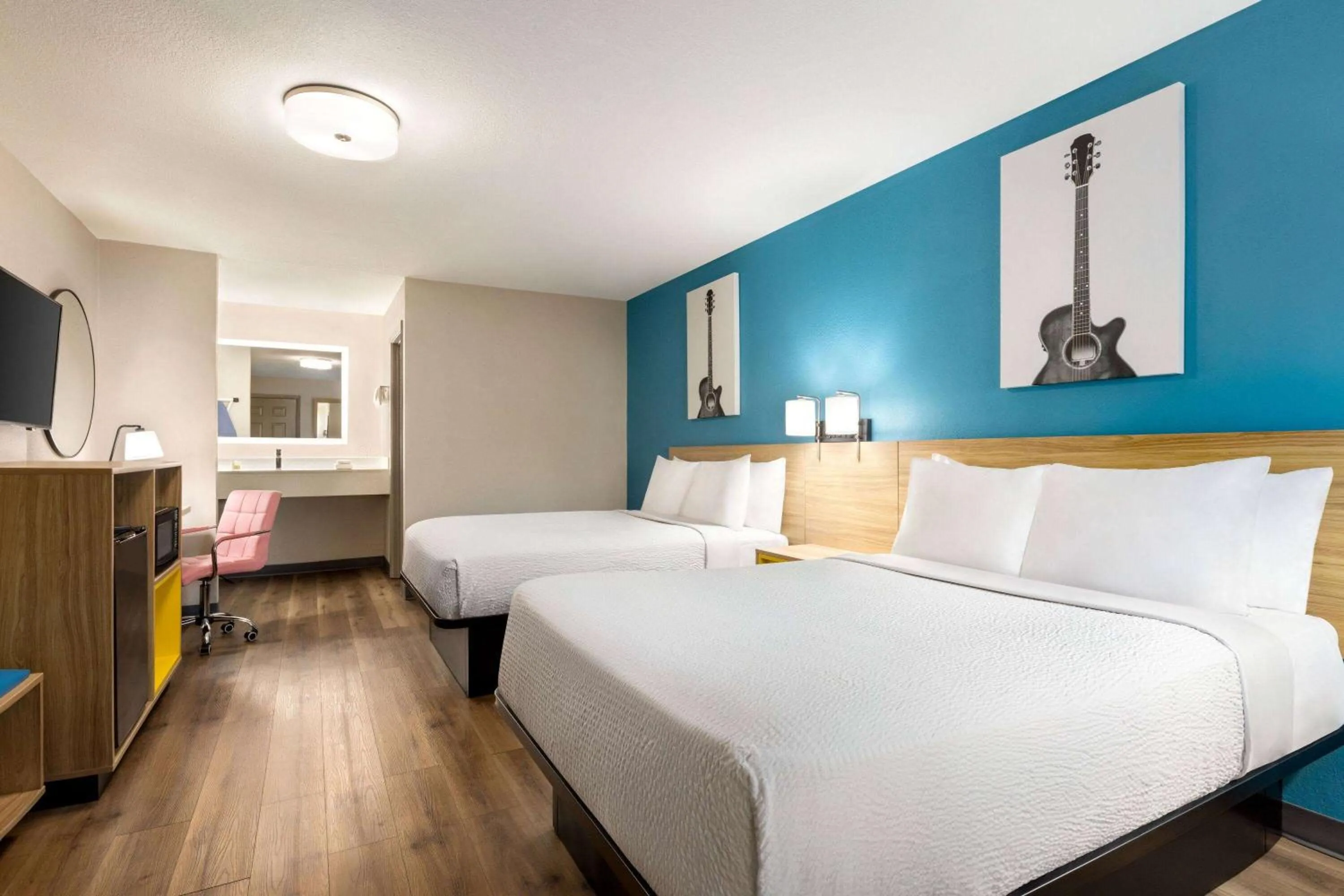 Photo of the whole room, Bed in Days Inn by Wyndham Memphis at Graceland