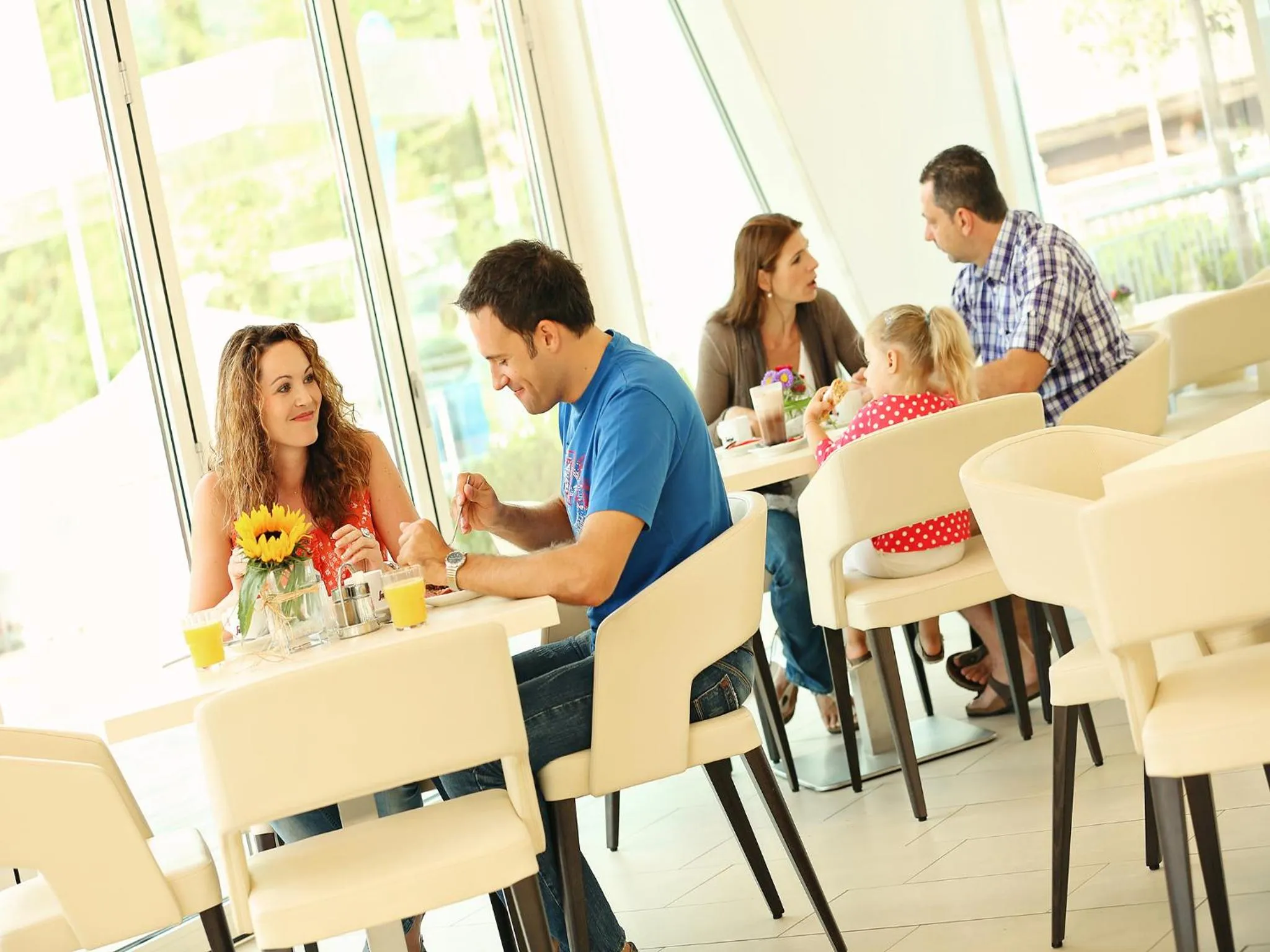 Restaurant/places to eat in Hotel Royal X