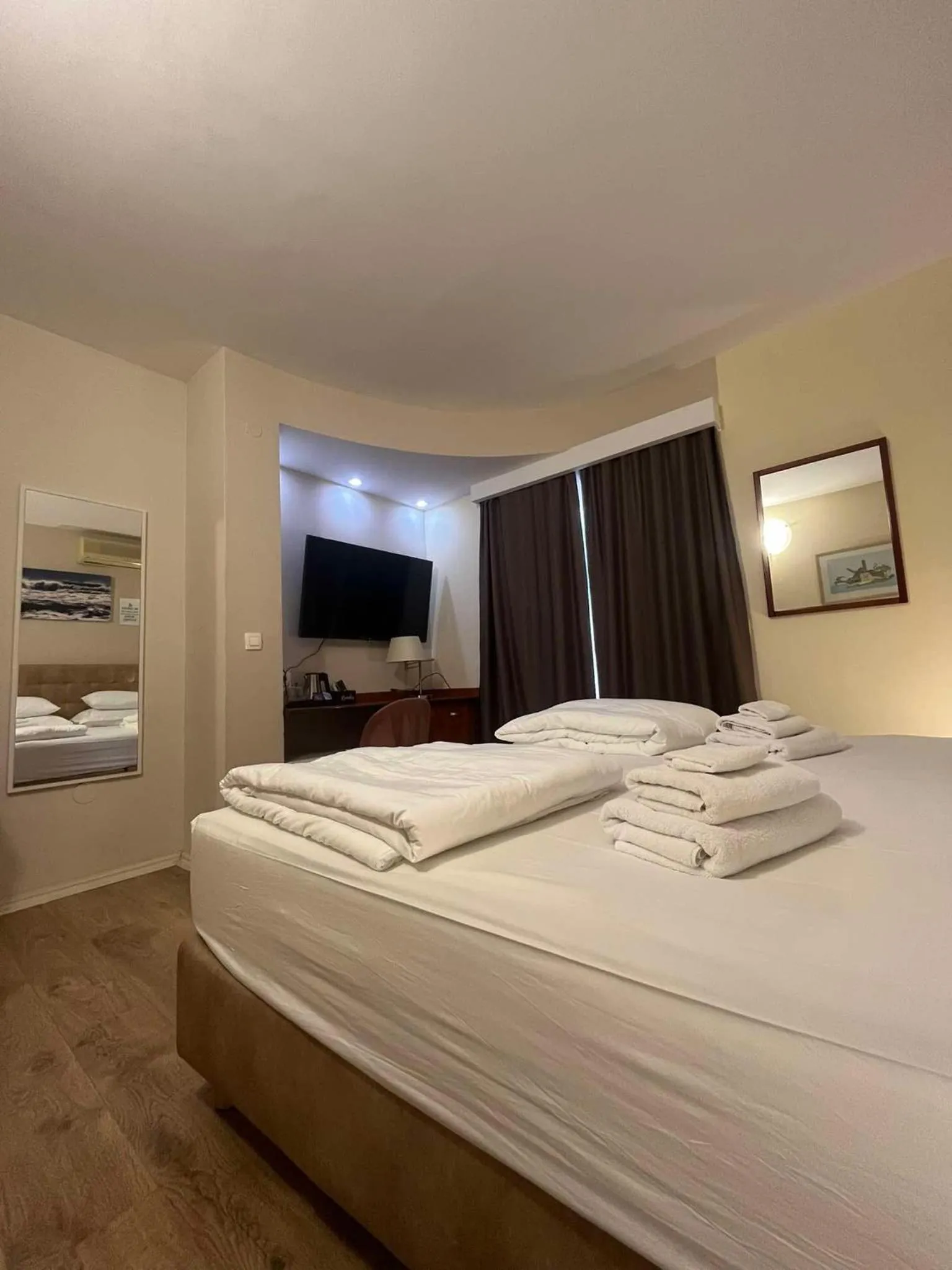 Double or Twin Room with Mountain View in Dela