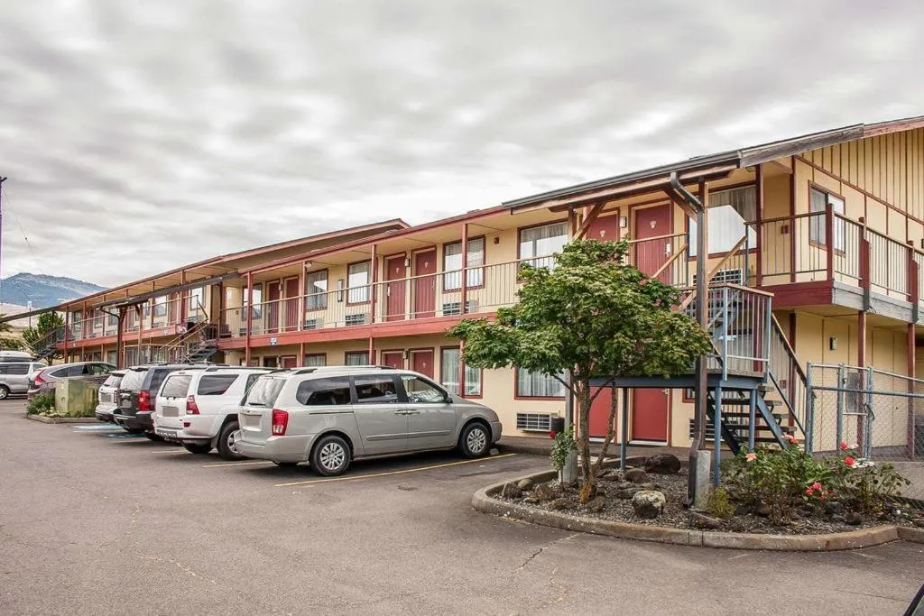 Property building in Ashland Valley Inn