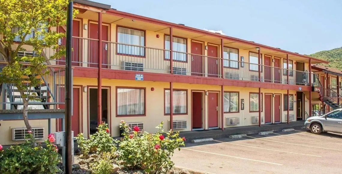 Property building in Ashland Valley Inn