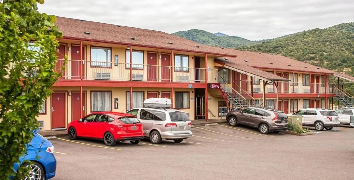 Property building in Ashland Valley Inn