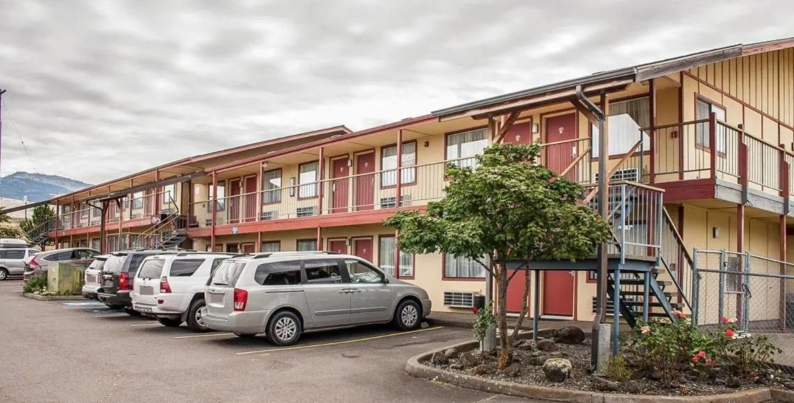 Property building in Ashland Valley Inn