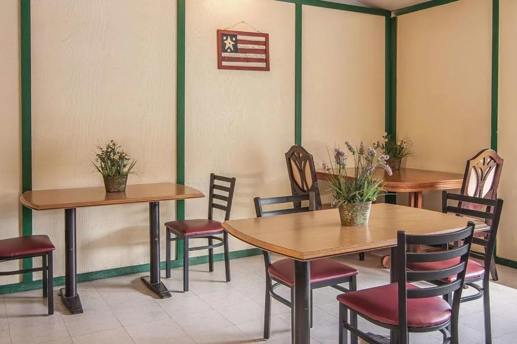 Dining area in Ashland Valley Inn