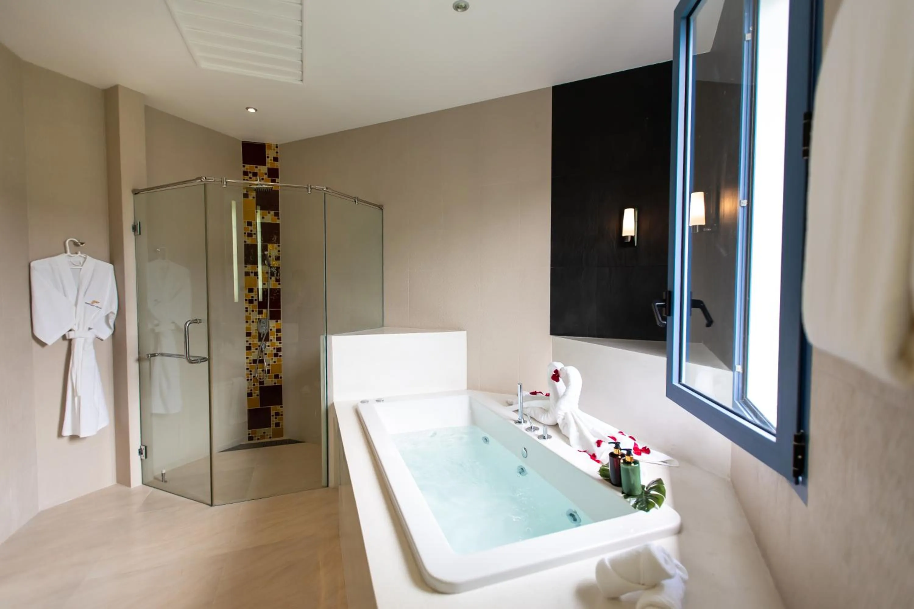 Shower in Teetara Villa Patong