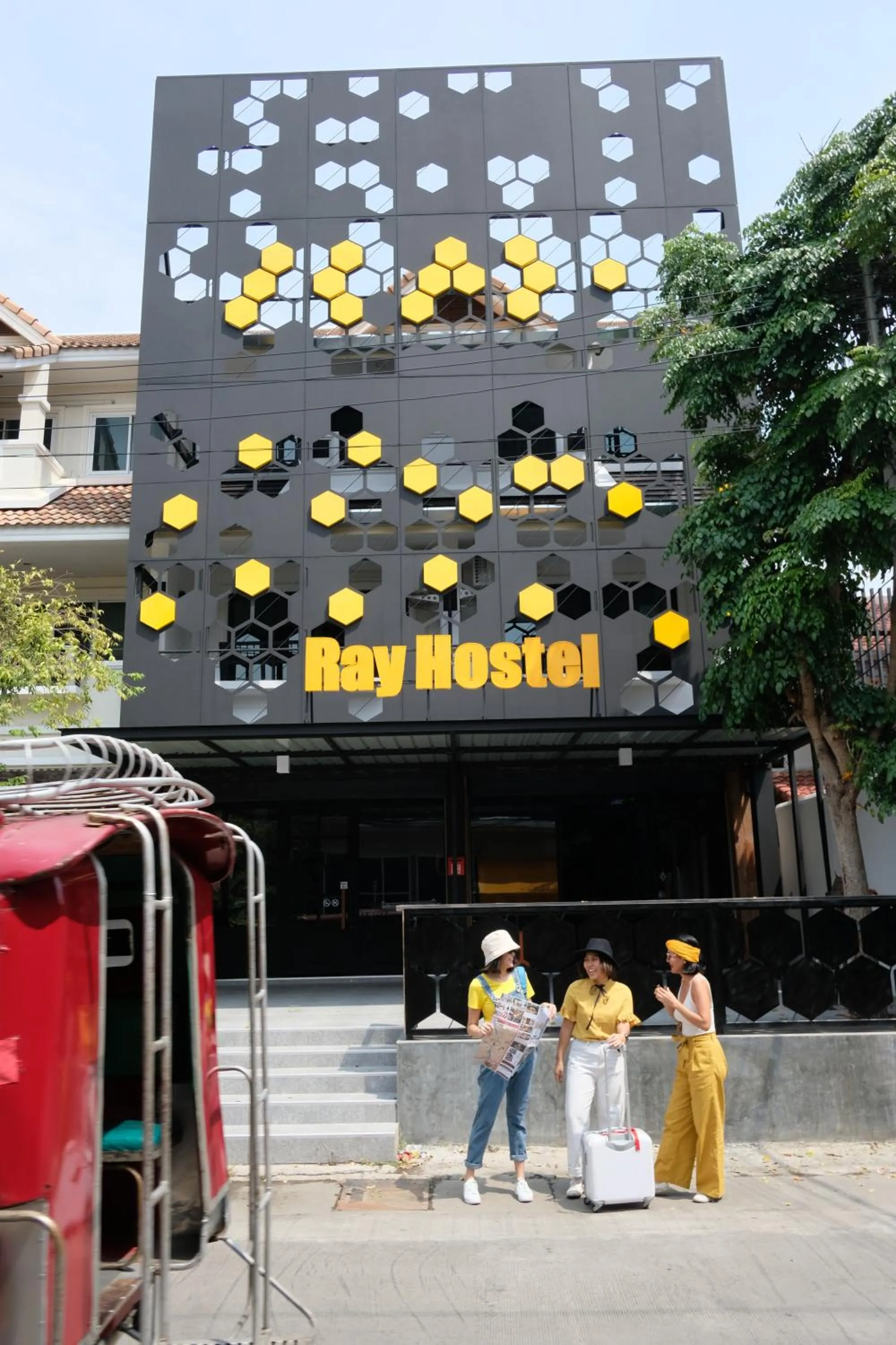 Facade/entrance in Ray Hostel