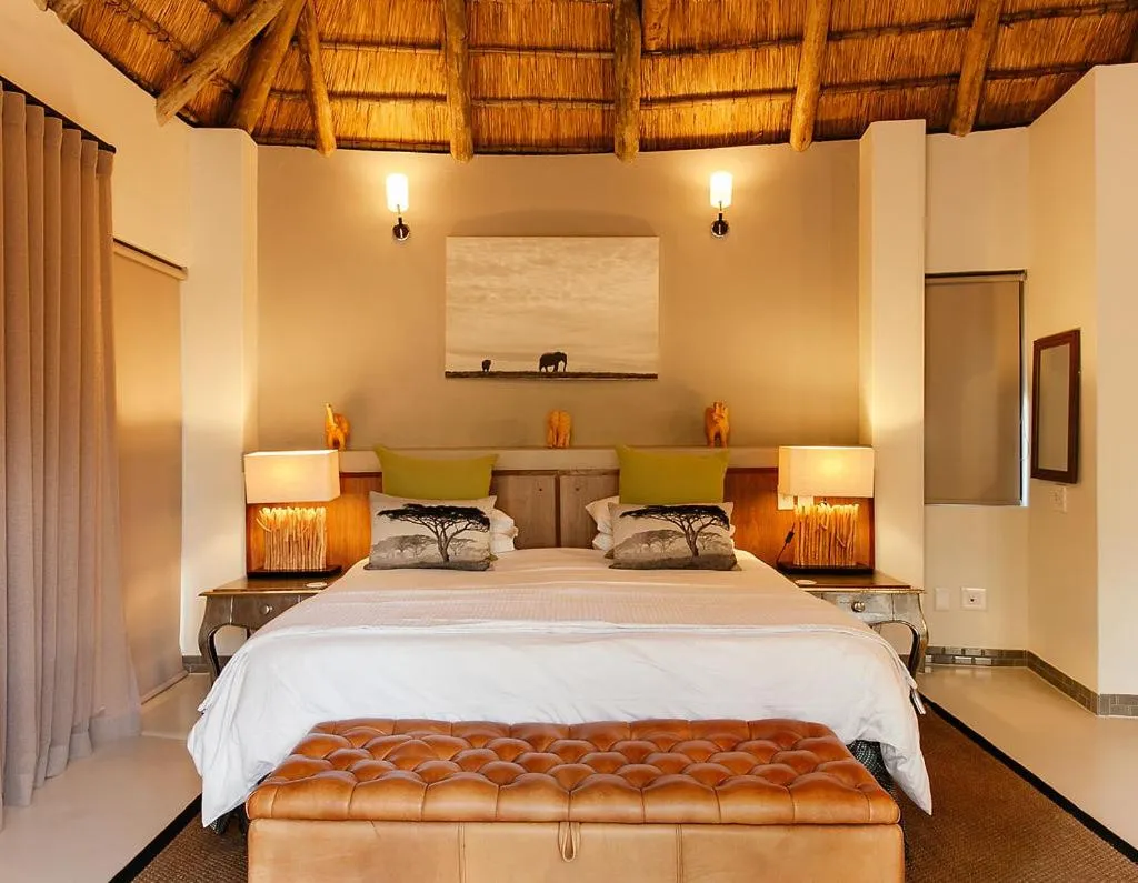 Photo of the whole room, Bed in Tambuti Lodge