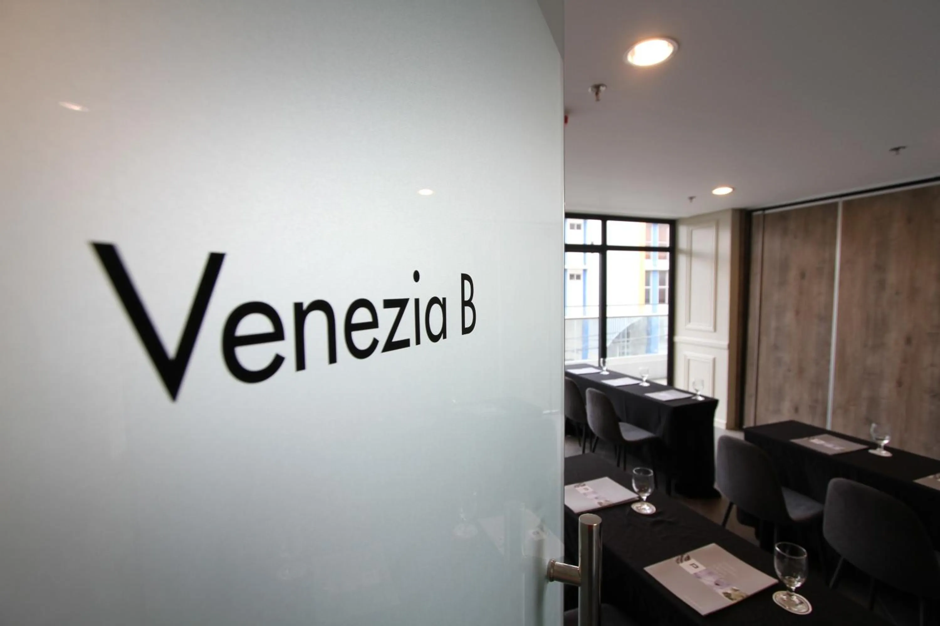 Logo/Certificate/Sign in Privato Makati