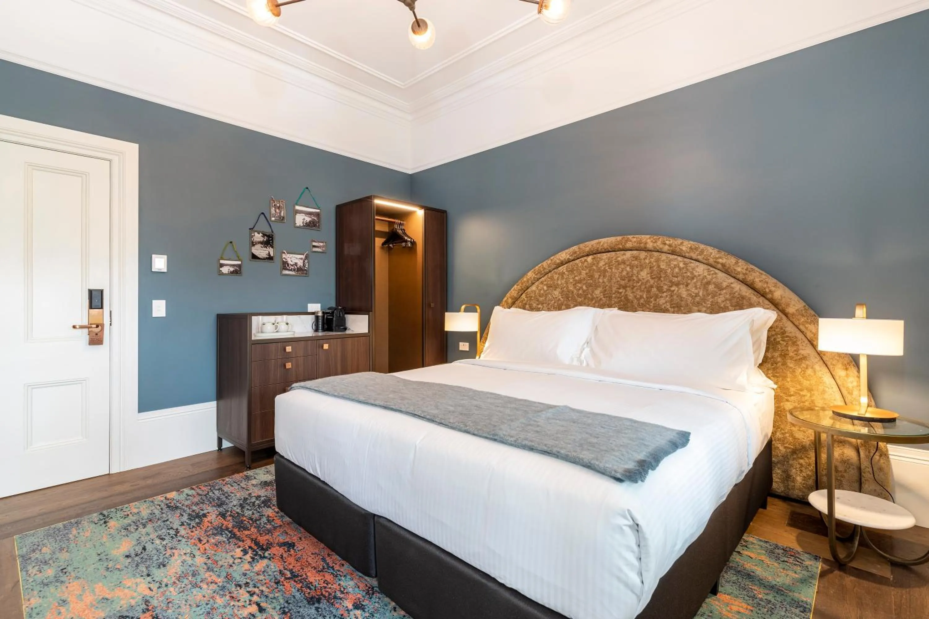 Photo of the whole room, Bed in The Albert Mosman