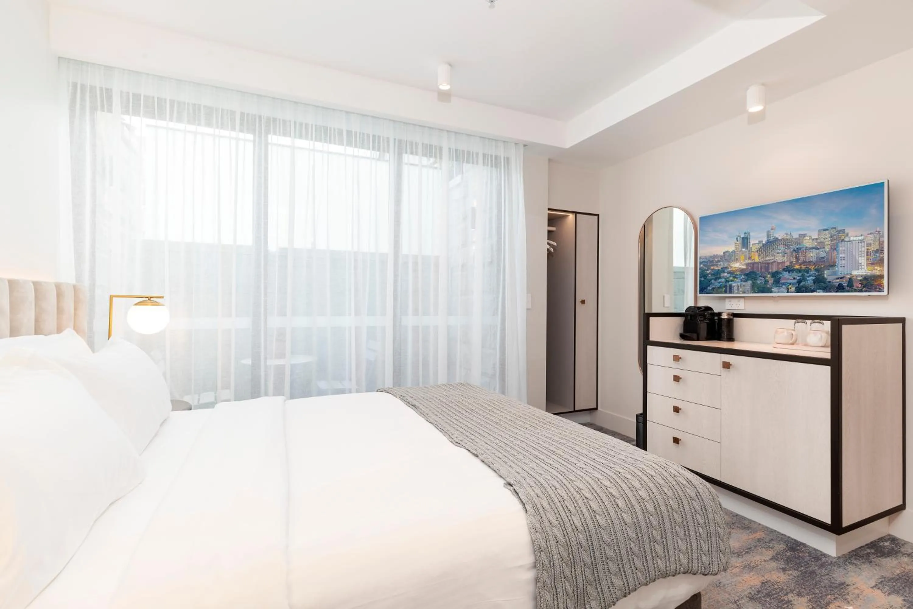 Photo of the whole room, Bed in The Albert Mosman