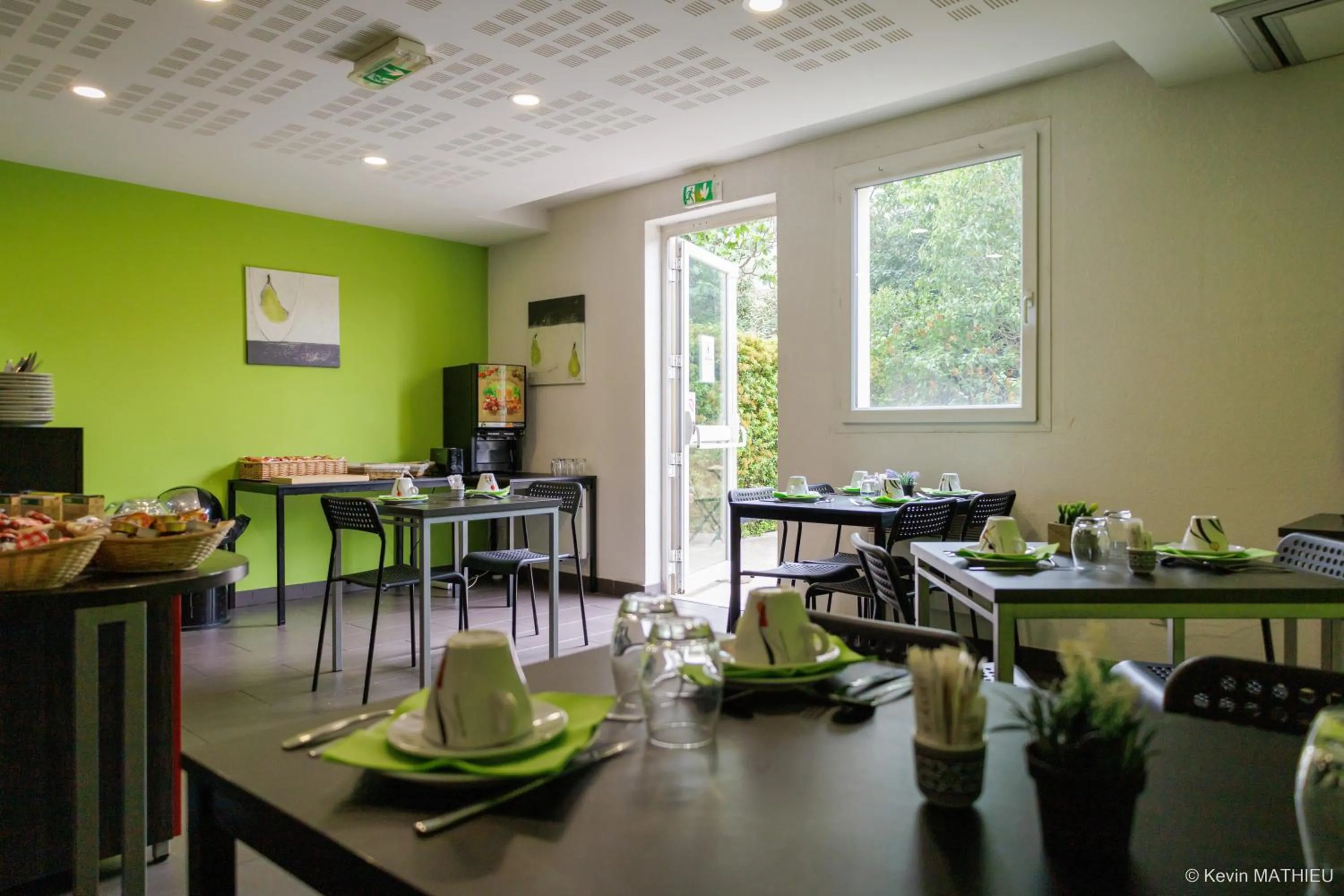 Buffet breakfast in Résidence Les Académies Aixoise