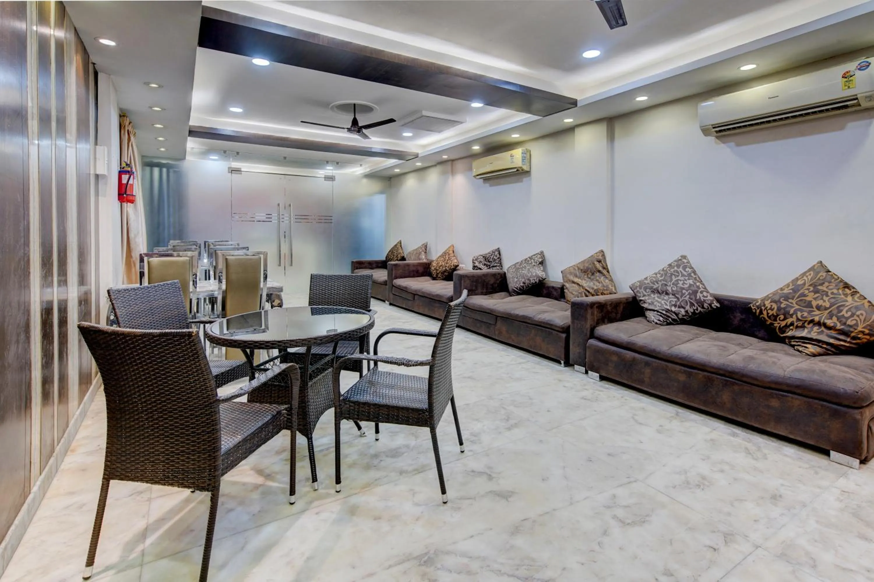 Restaurant/places to eat in Treebo Soho Newtown Near New Town Bus Stand