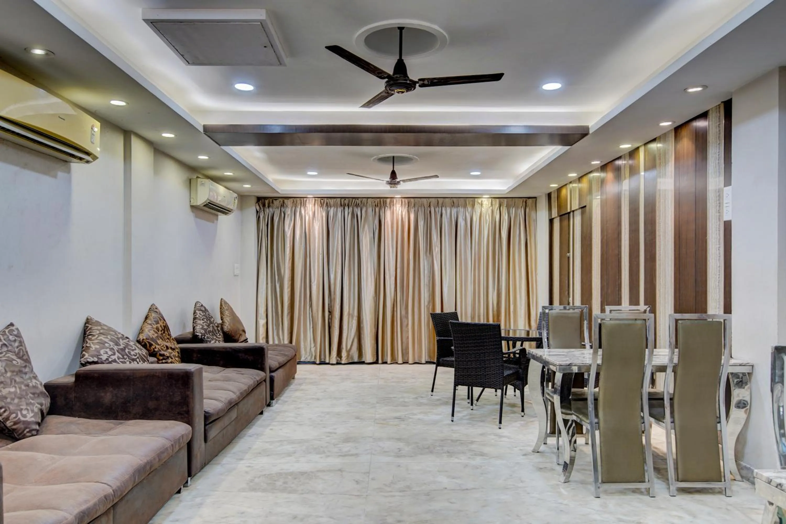 Restaurant/places to eat in Treebo Soho Newtown Near New Town Bus Stand