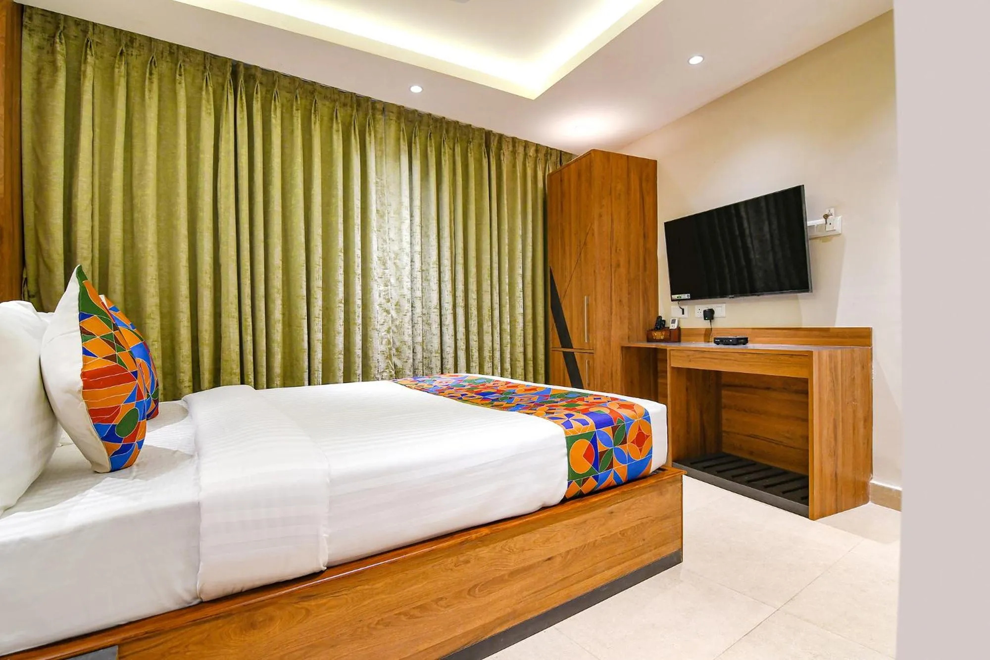 Bed in FabHotel Prime Swagatam International Chinar Park