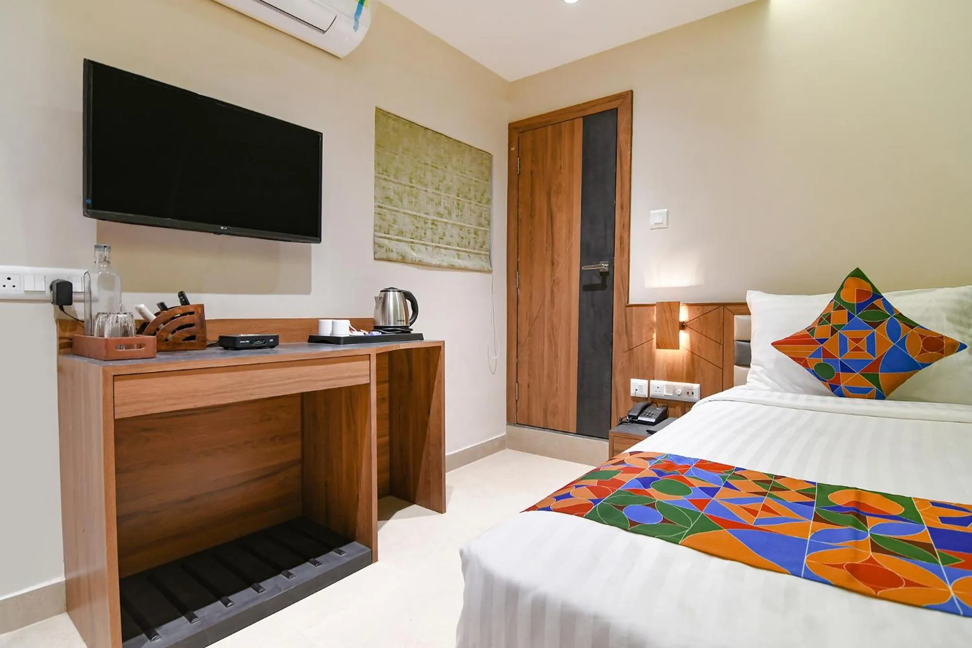 Bed in FabHotel Prime Swagatam International Chinar Park