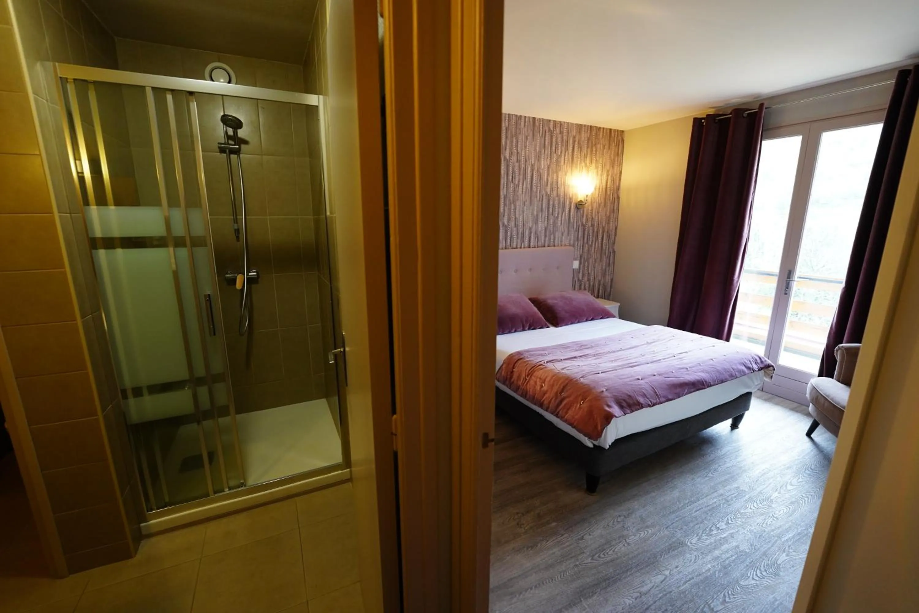 Bathroom, Bed in Logis Hôtel Le Griou