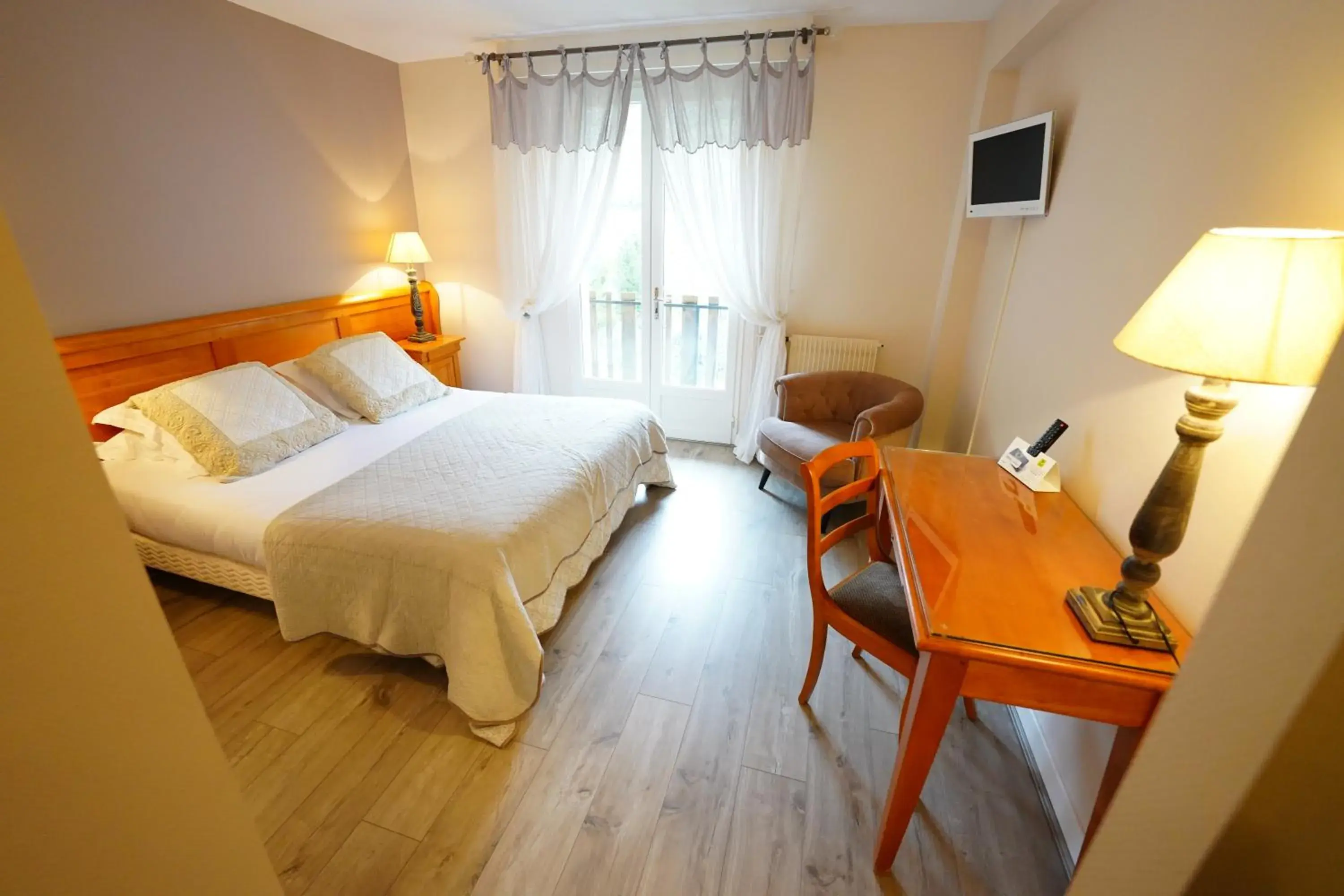 Double Room with Mountain View in Logis Hôtel Le Griou Double Room with Mountain View in Logis Hôtel Le Griou