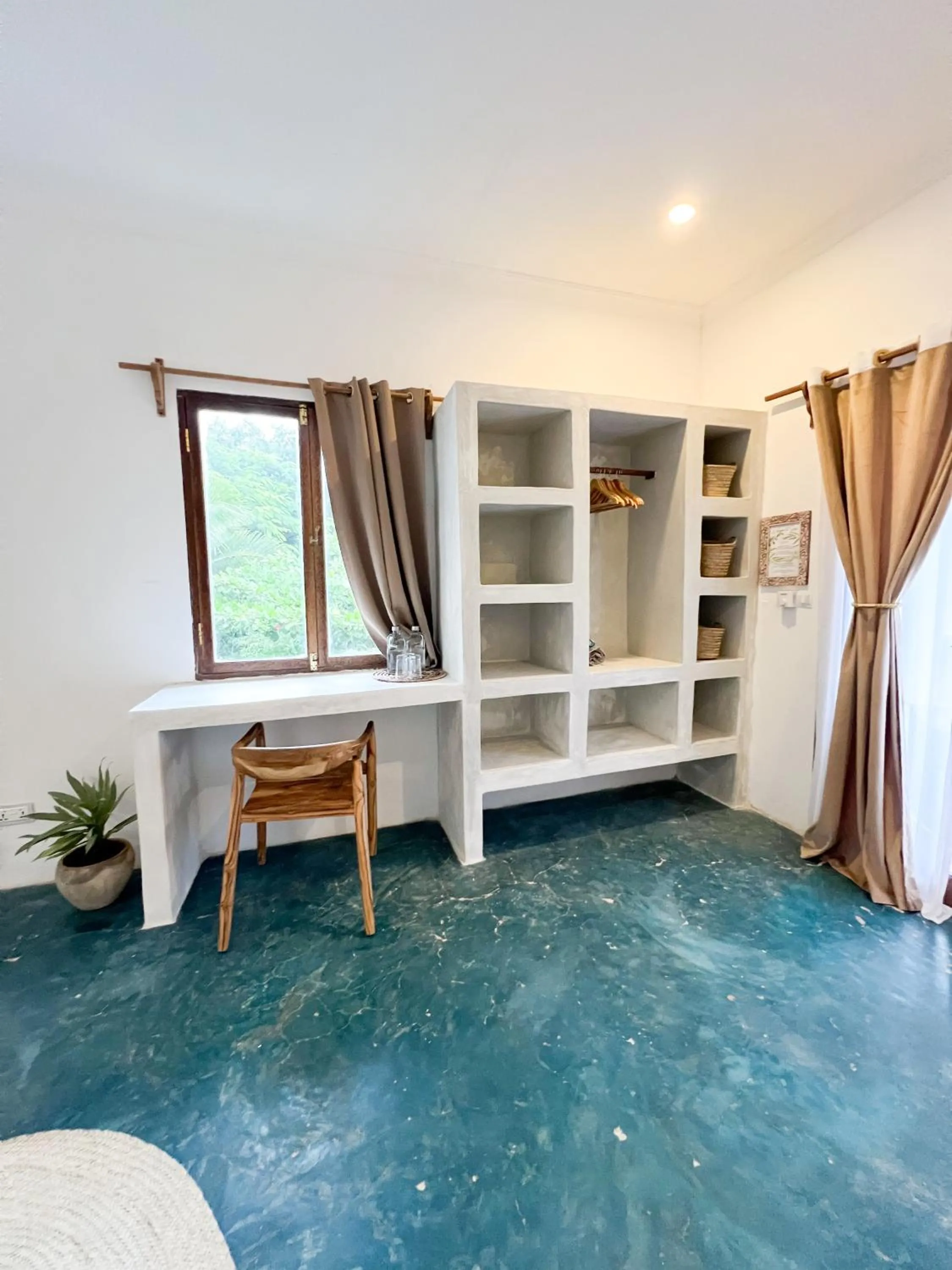 wardrobe in Siri Beach Lodge