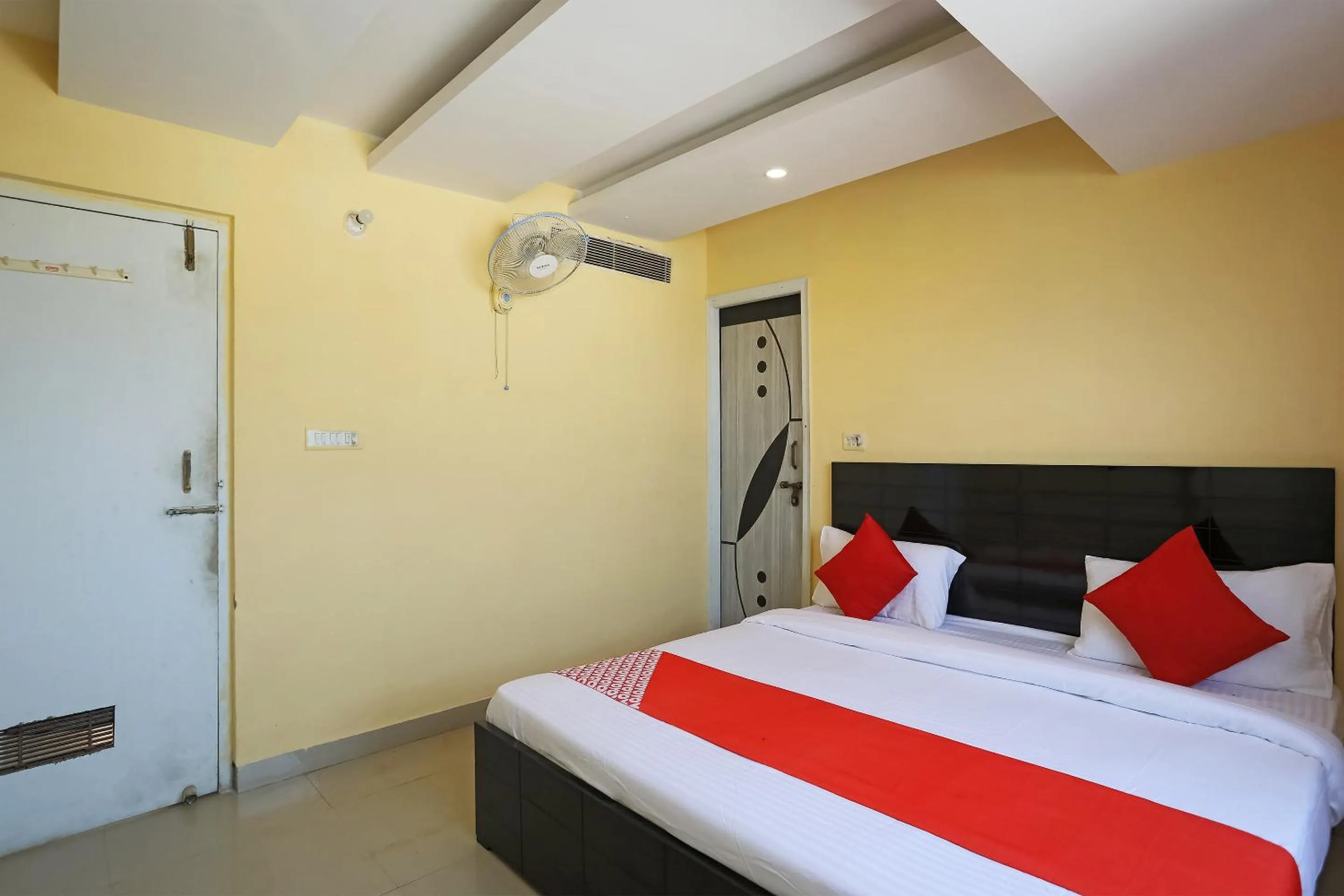 Facade/entrance, Bed in Hotel O M.M. Paradise & PG