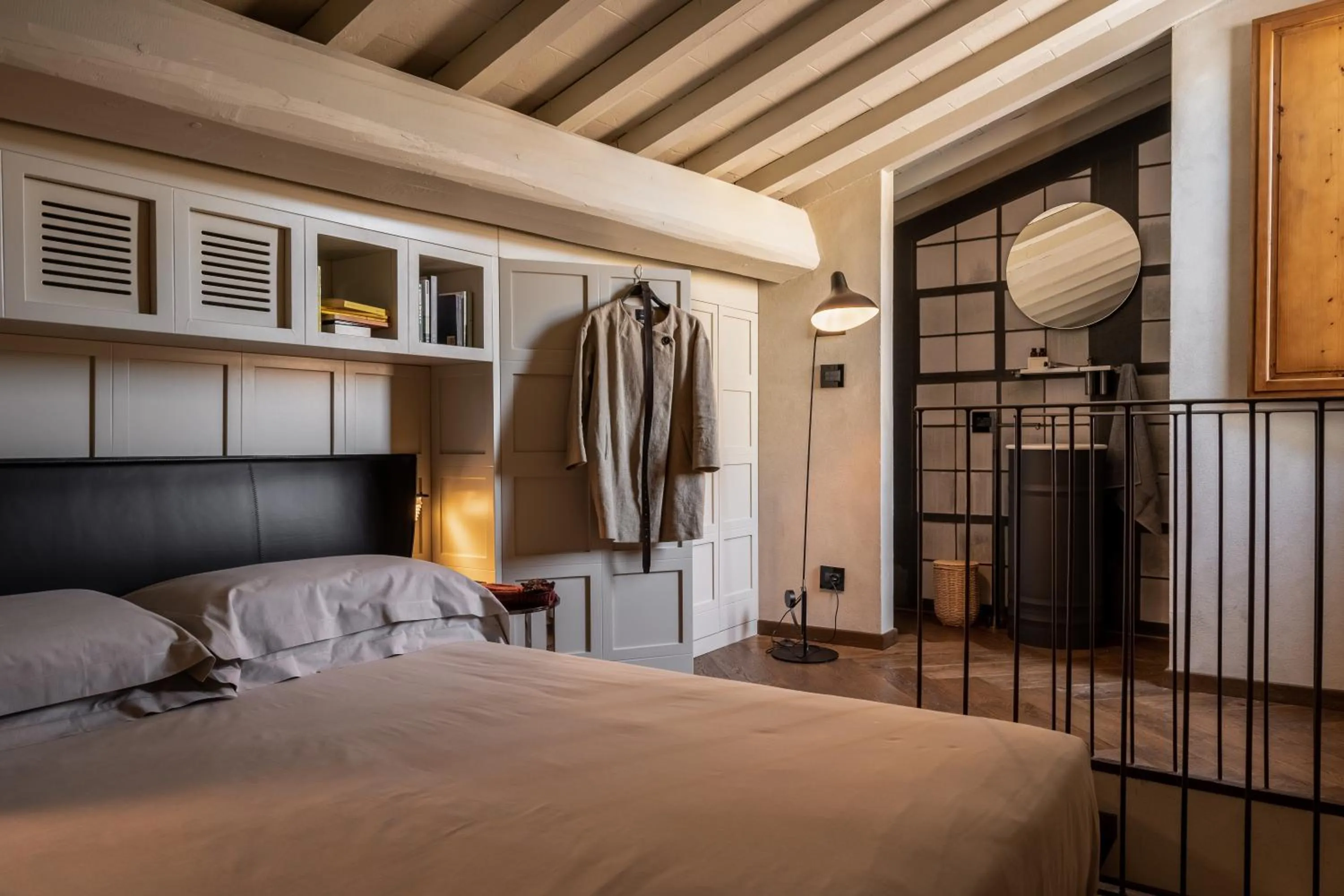 Bathroom, Bed in Oltrarno 1881 Apartments