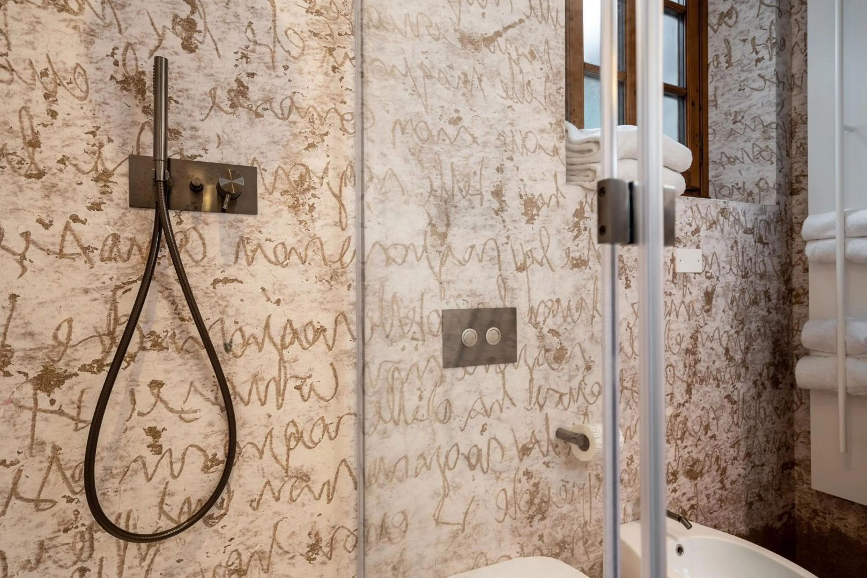 Bathroom in Oltrarno 1881 Apartments