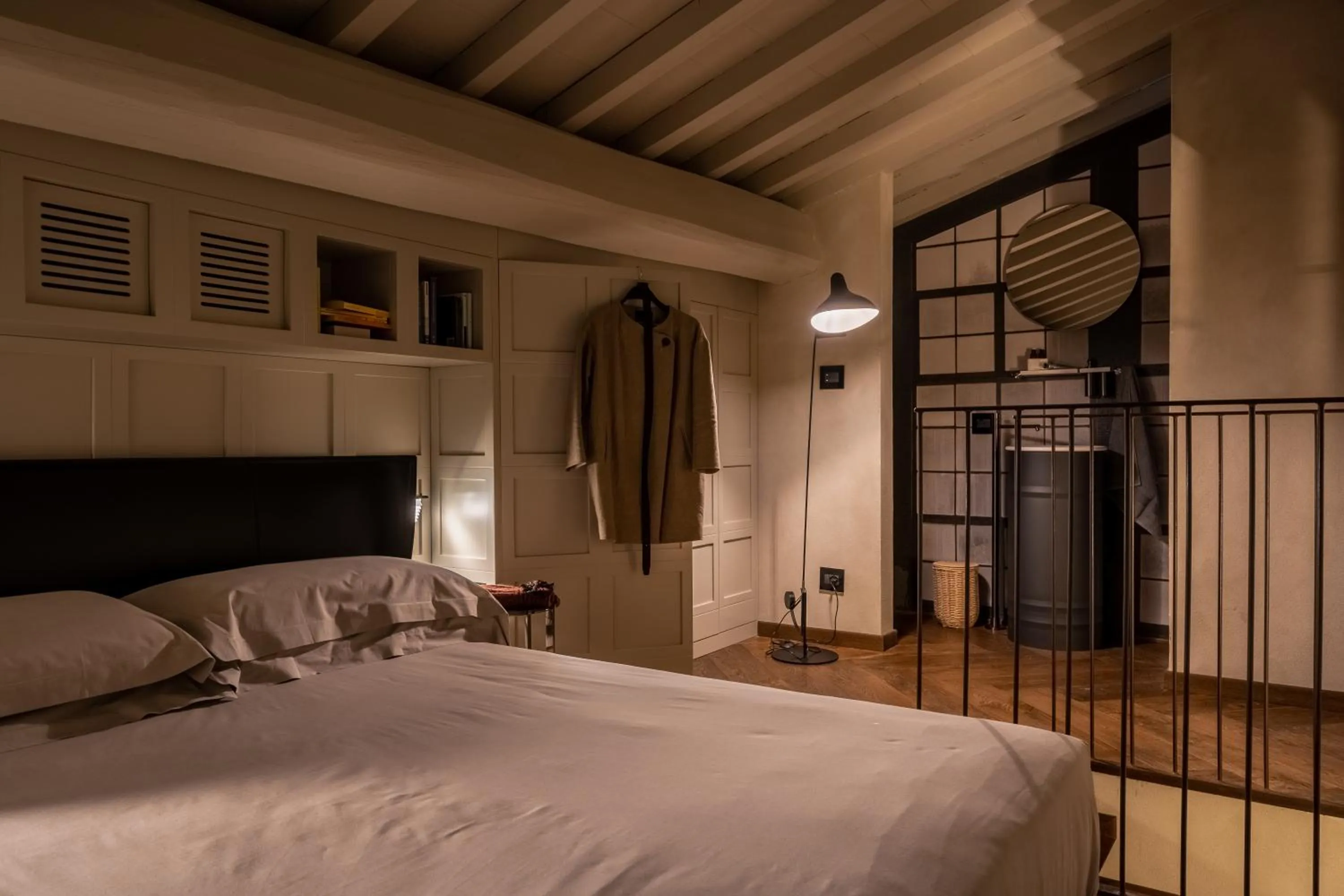 Bathroom, Bed in Oltrarno 1881 Apartments