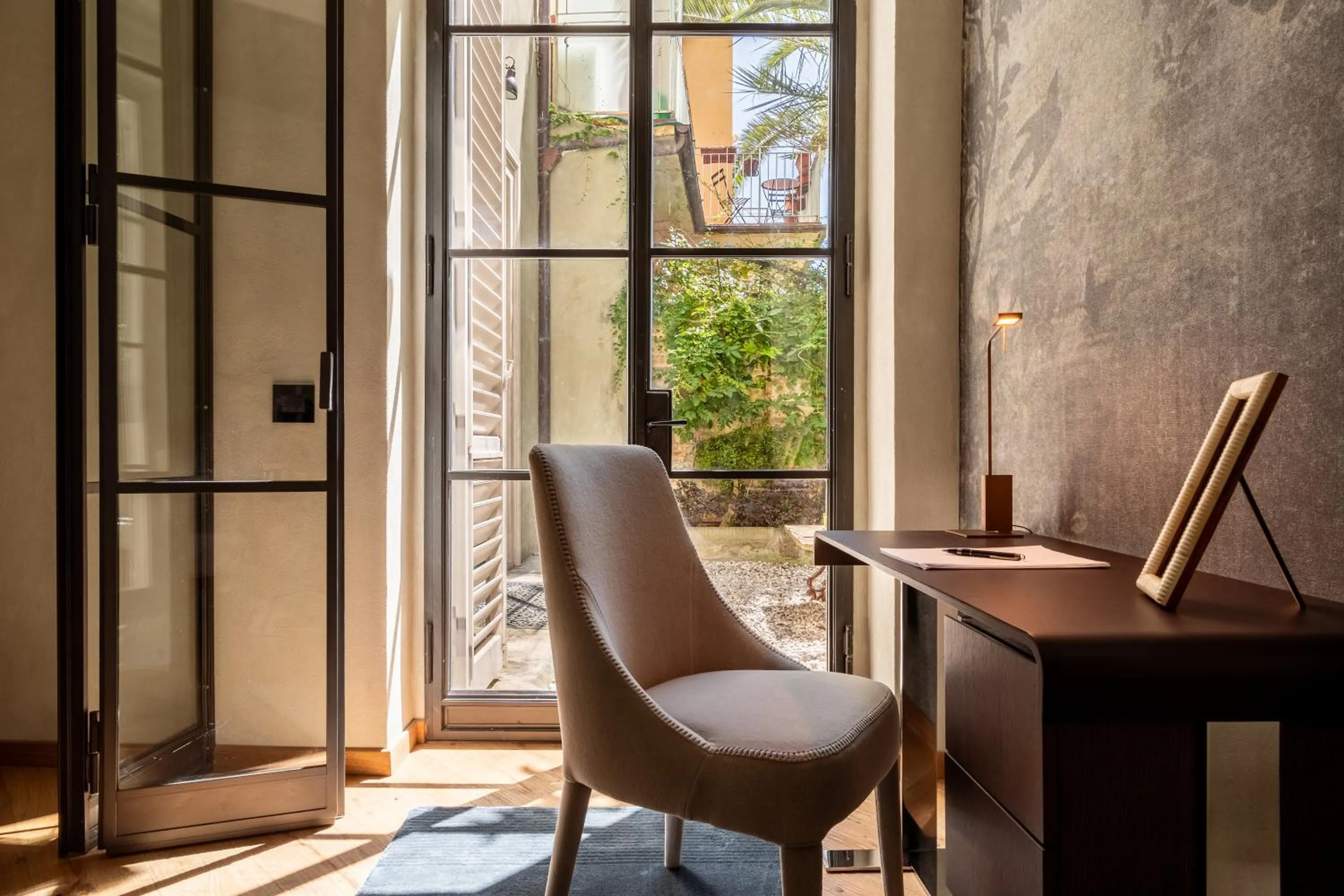 Seating area in Oltrarno 1881 Apartments