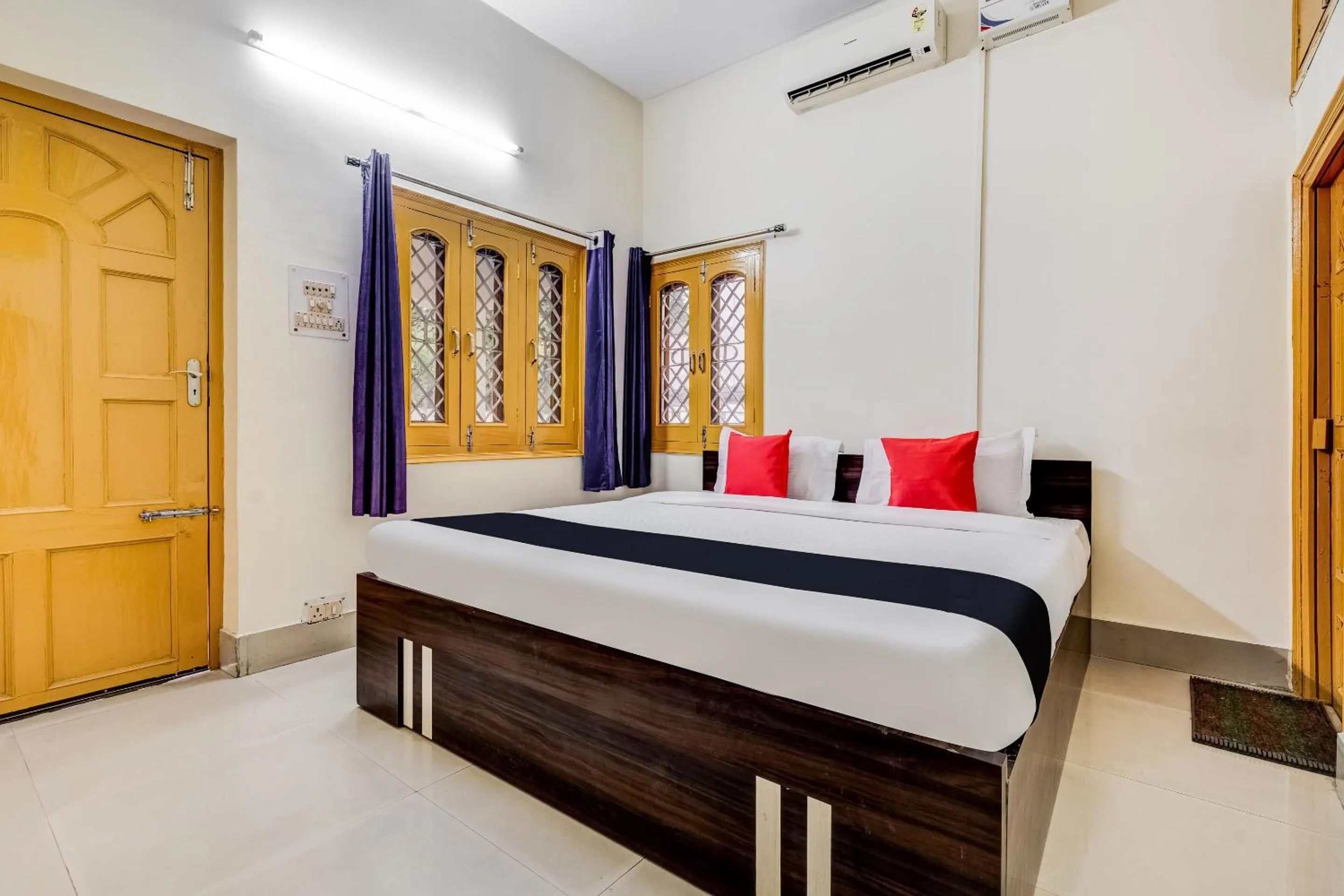 Bedroom, Bed in Super Capital O Gulmohar Marriage Garden