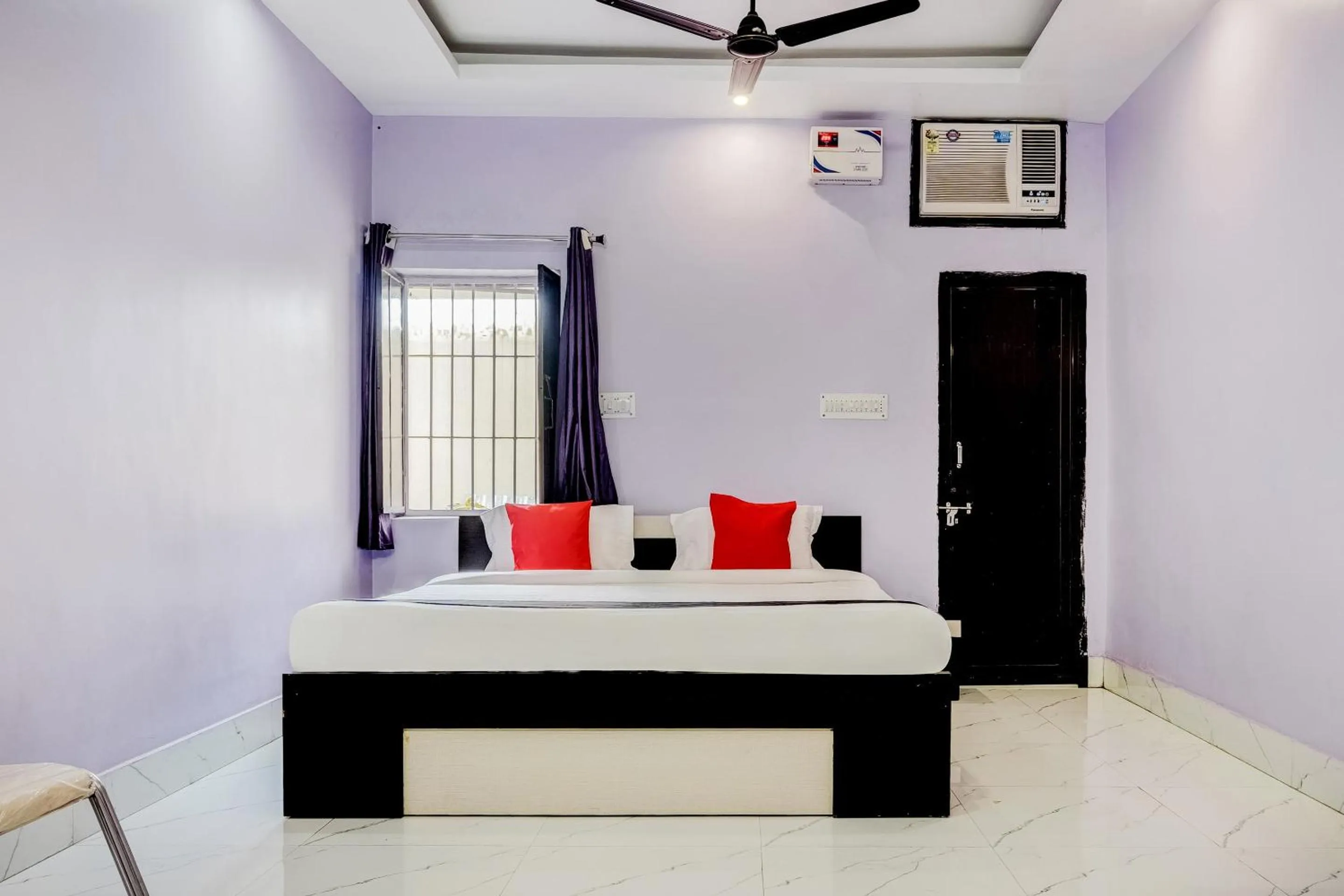 Bedroom, Bed in Super Capital O Gulmohar Marriage Garden