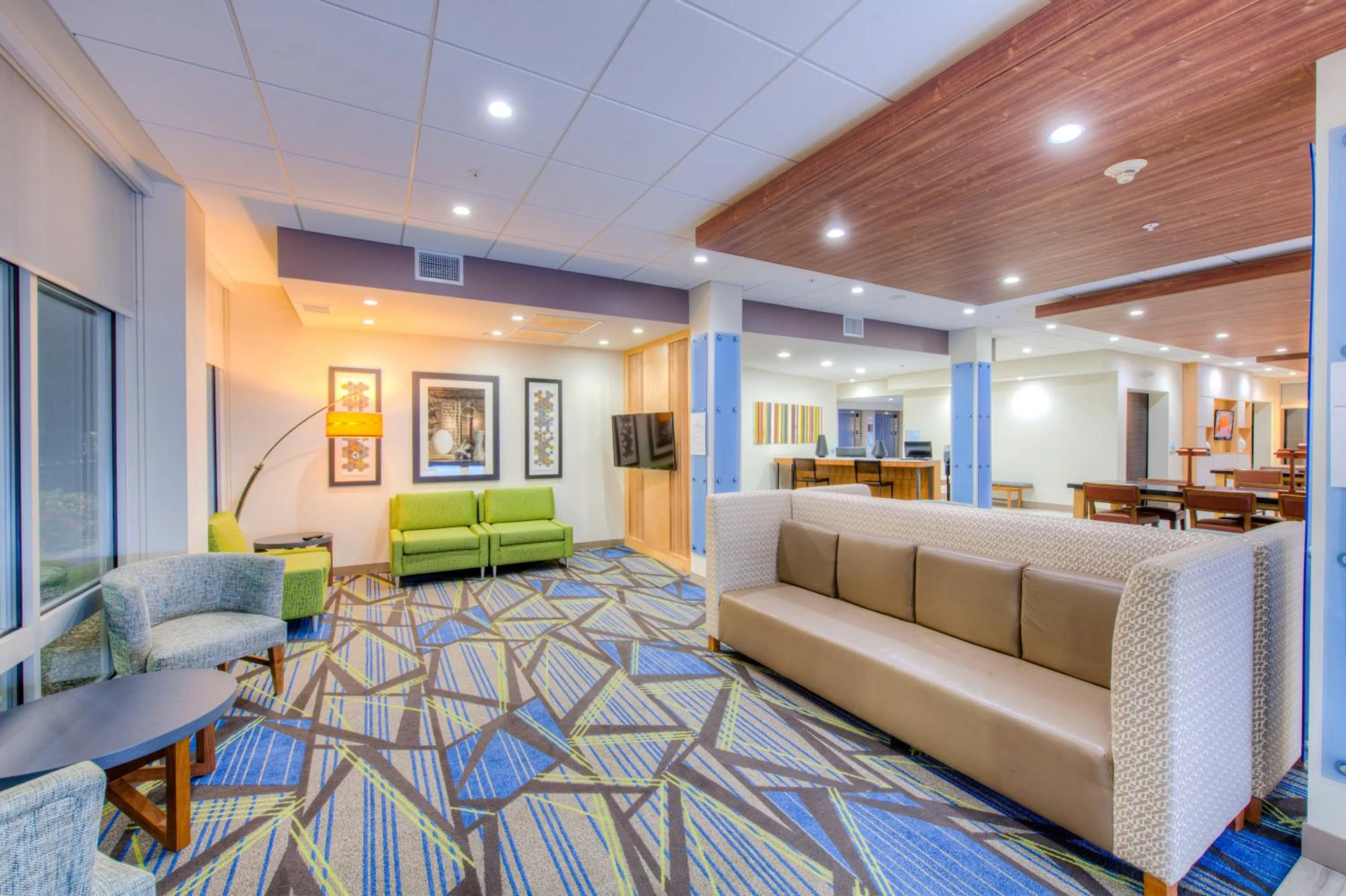 Property building, Bed in Holiday Inn Express & Suites - Remington by IHG