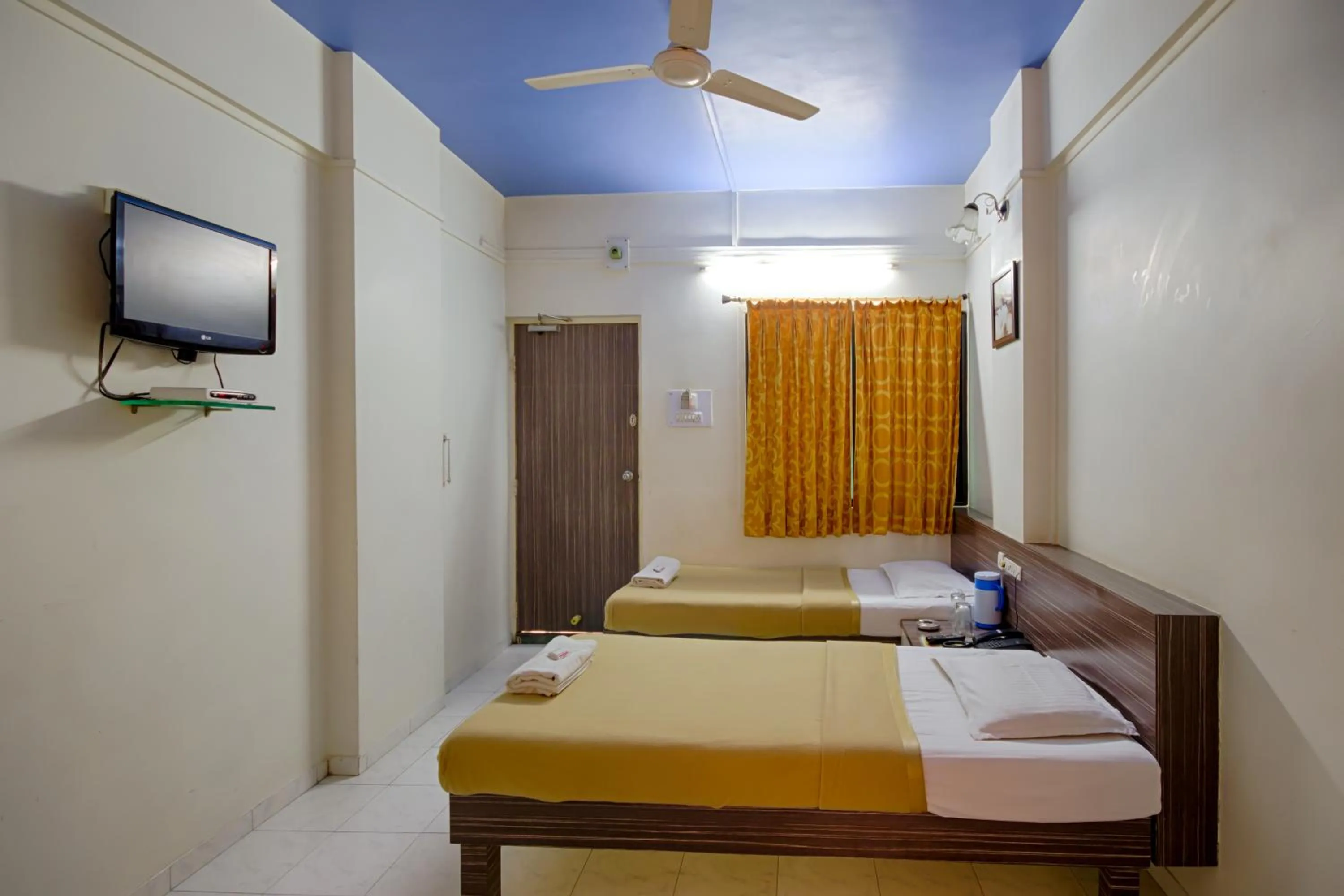 Communal lounge/ TV room, Bed in Hotel Grand Ashwin