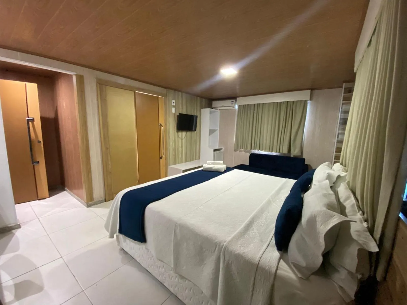 Bedroom, Bed in Farol Plaza Hotel