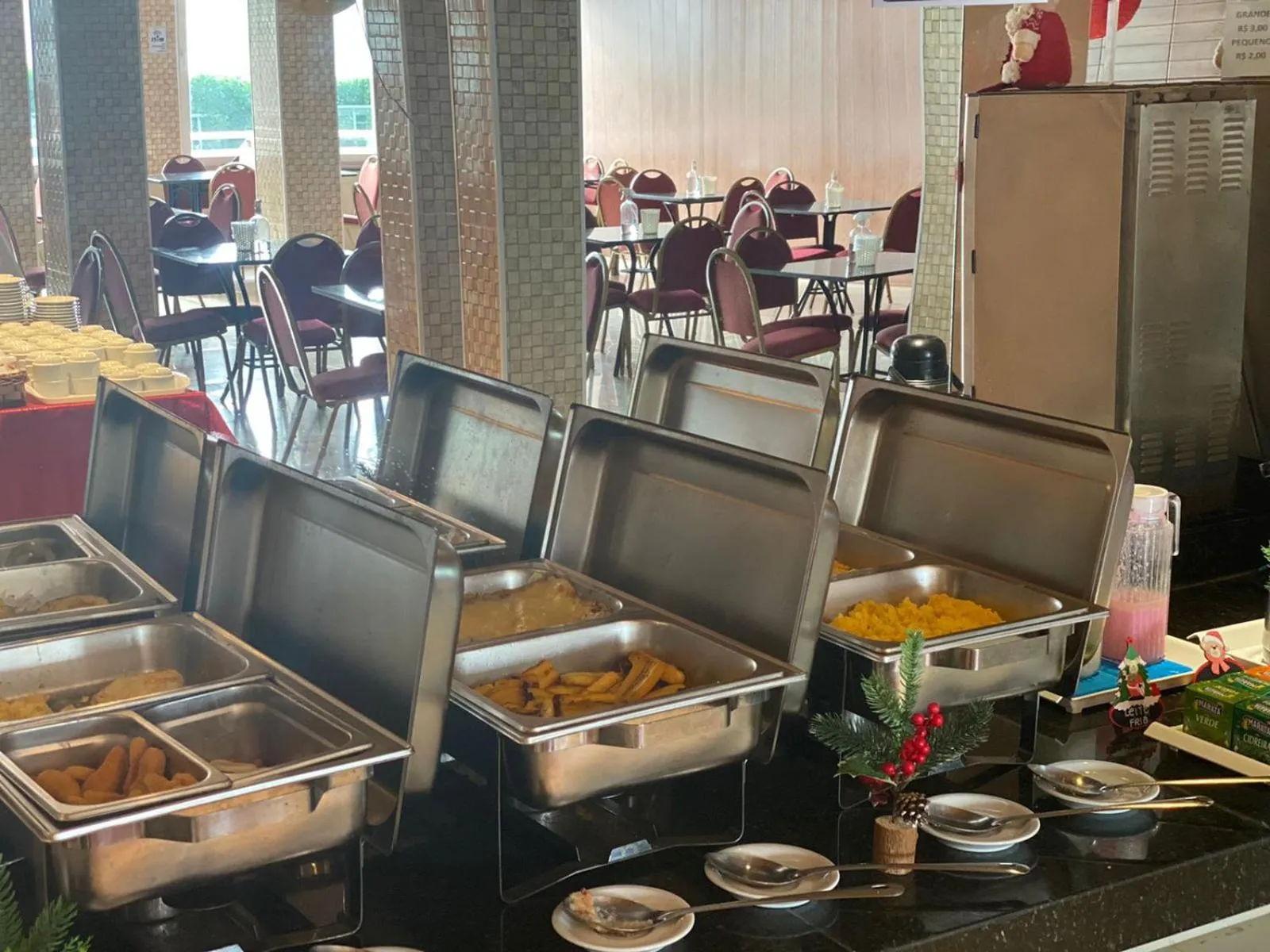 Restaurant/places to eat in Farol Plaza Hotel