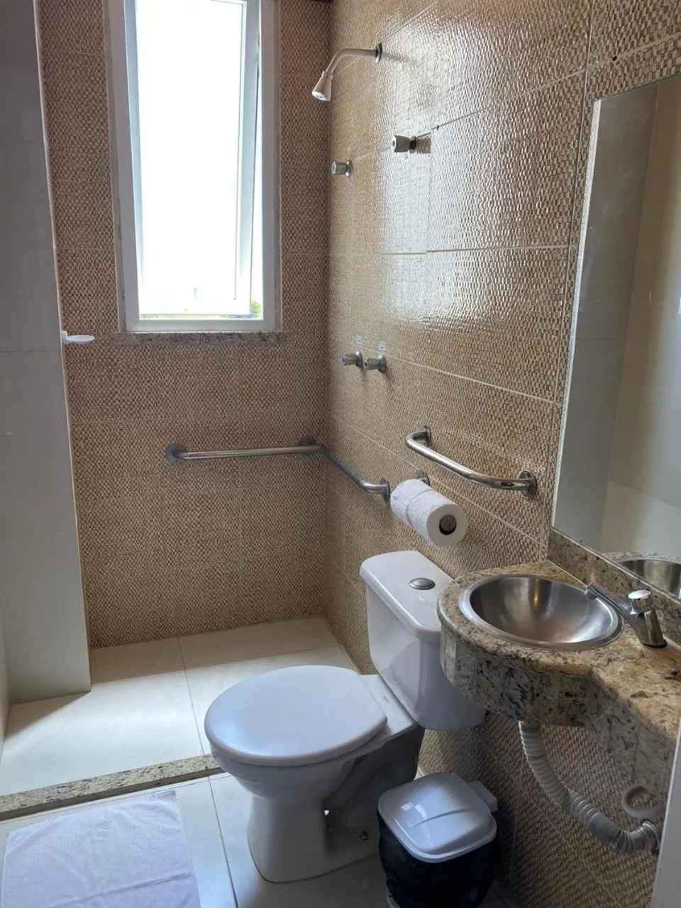 Bathroom in Farol Plaza Hotel