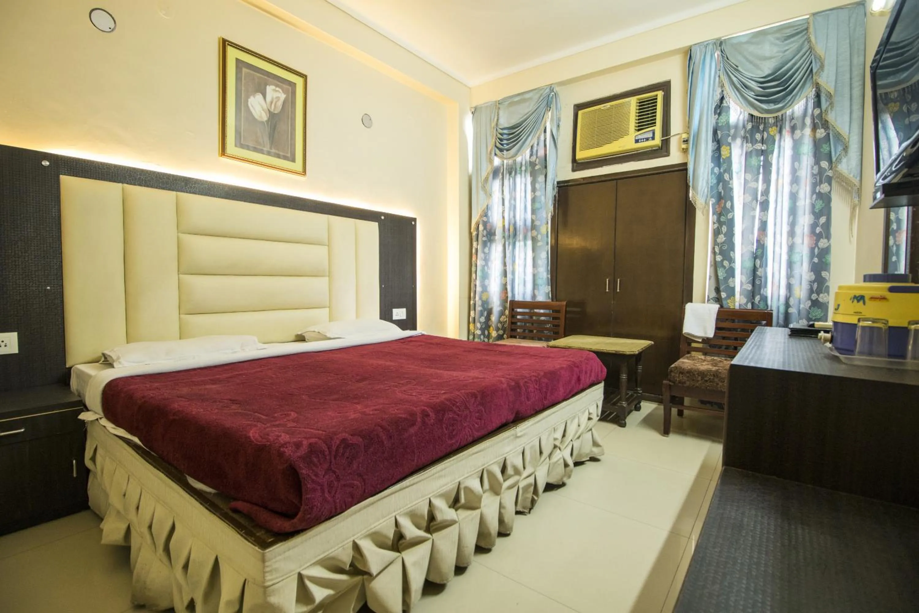 Bed in WOW STAYZ2 Hotel Jahanvi Dale