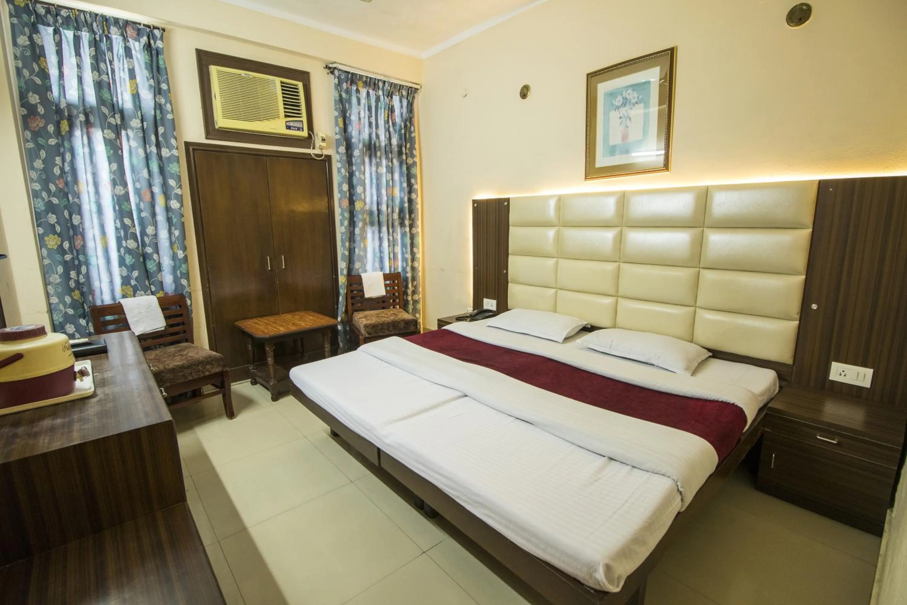Bed in WOW STAYZ2 Hotel Jahanvi Dale