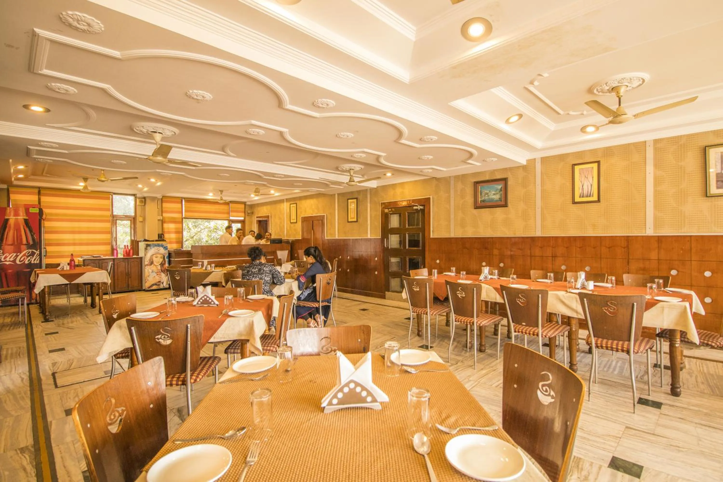 Restaurant/places to eat in WOW STAYZ2 Hotel Jahanvi Dale