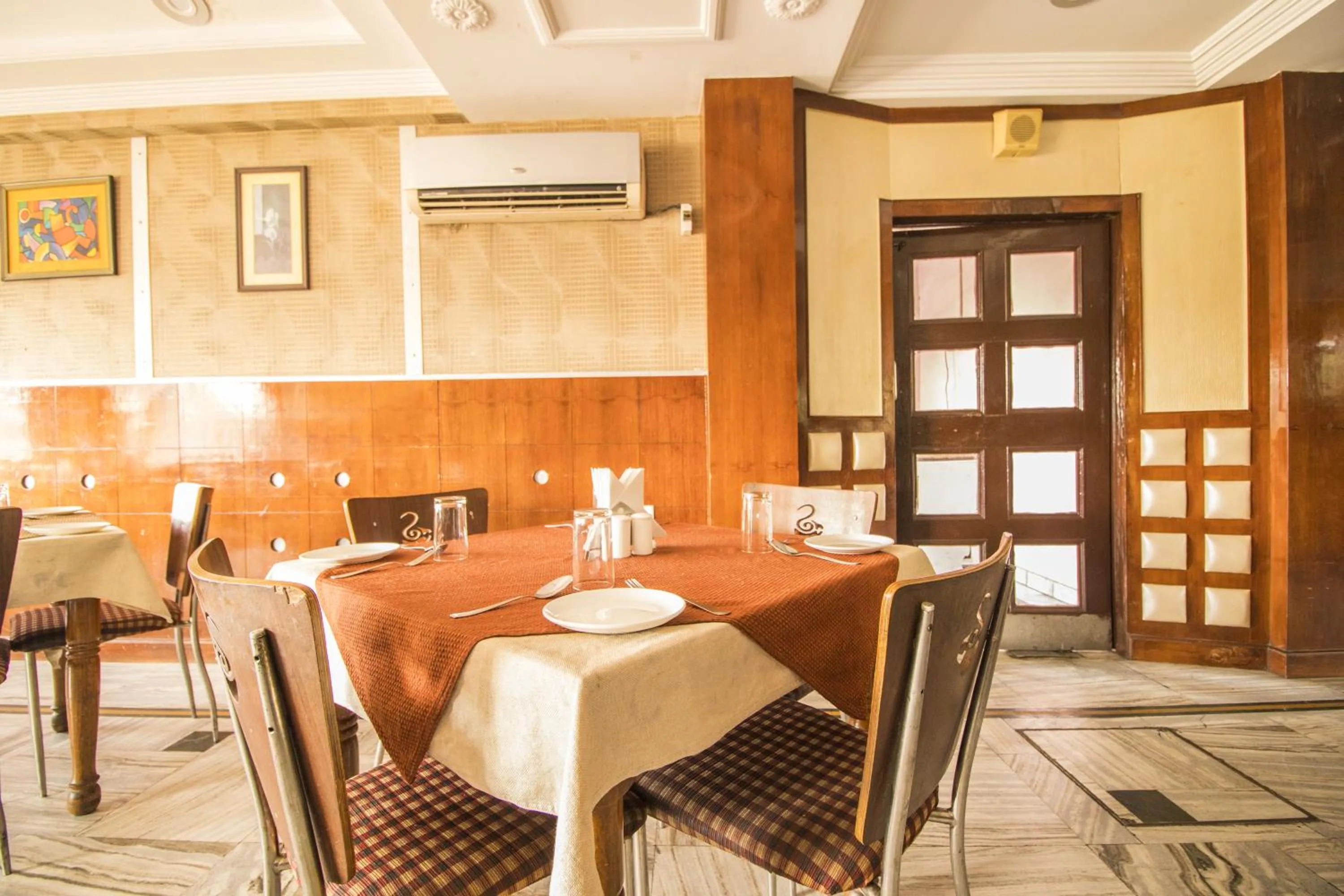 Restaurant/places to eat in WOW STAYZ2 Hotel Jahanvi Dale