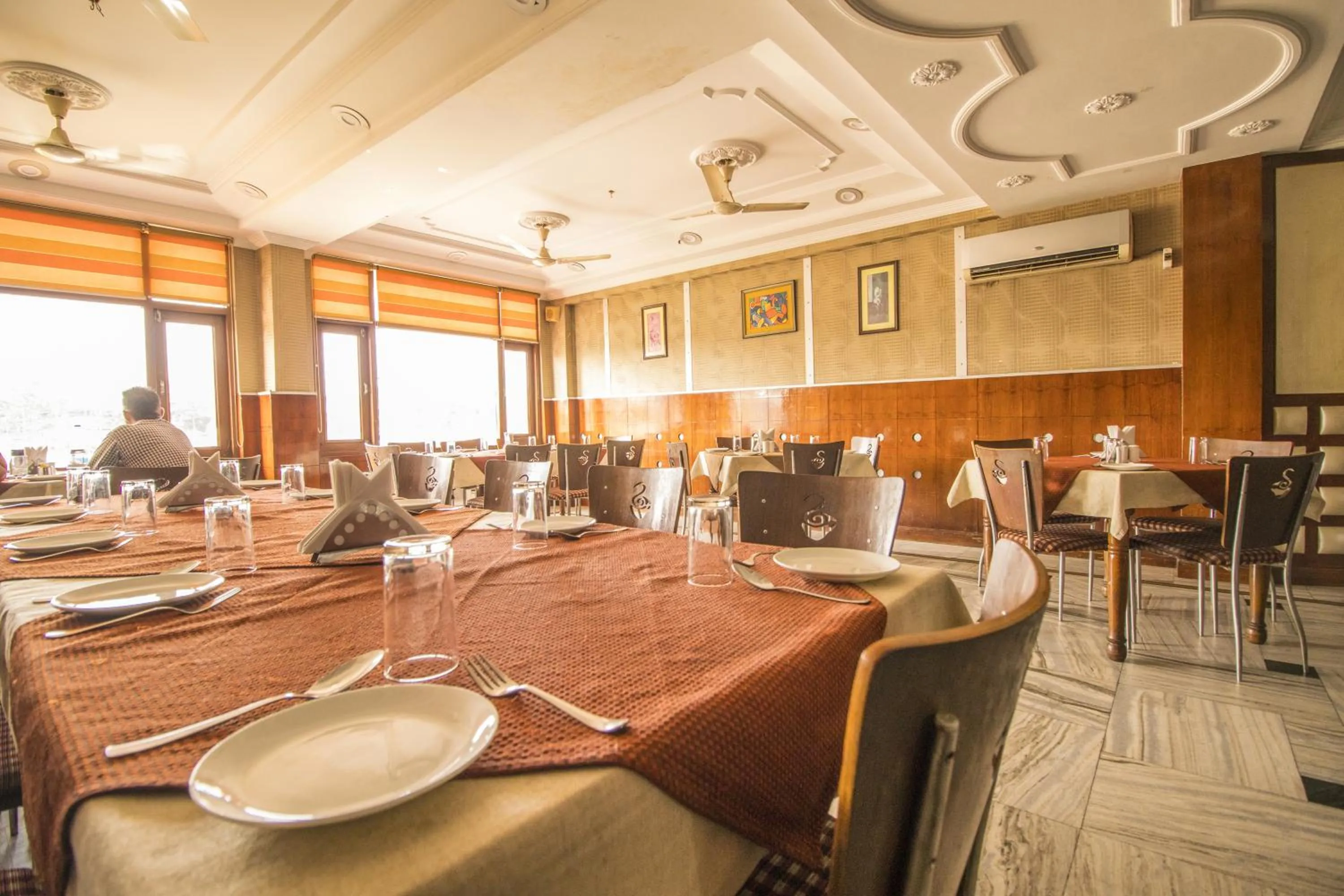 Restaurant/places to eat in WOW STAYZ2 Hotel Jahanvi Dale