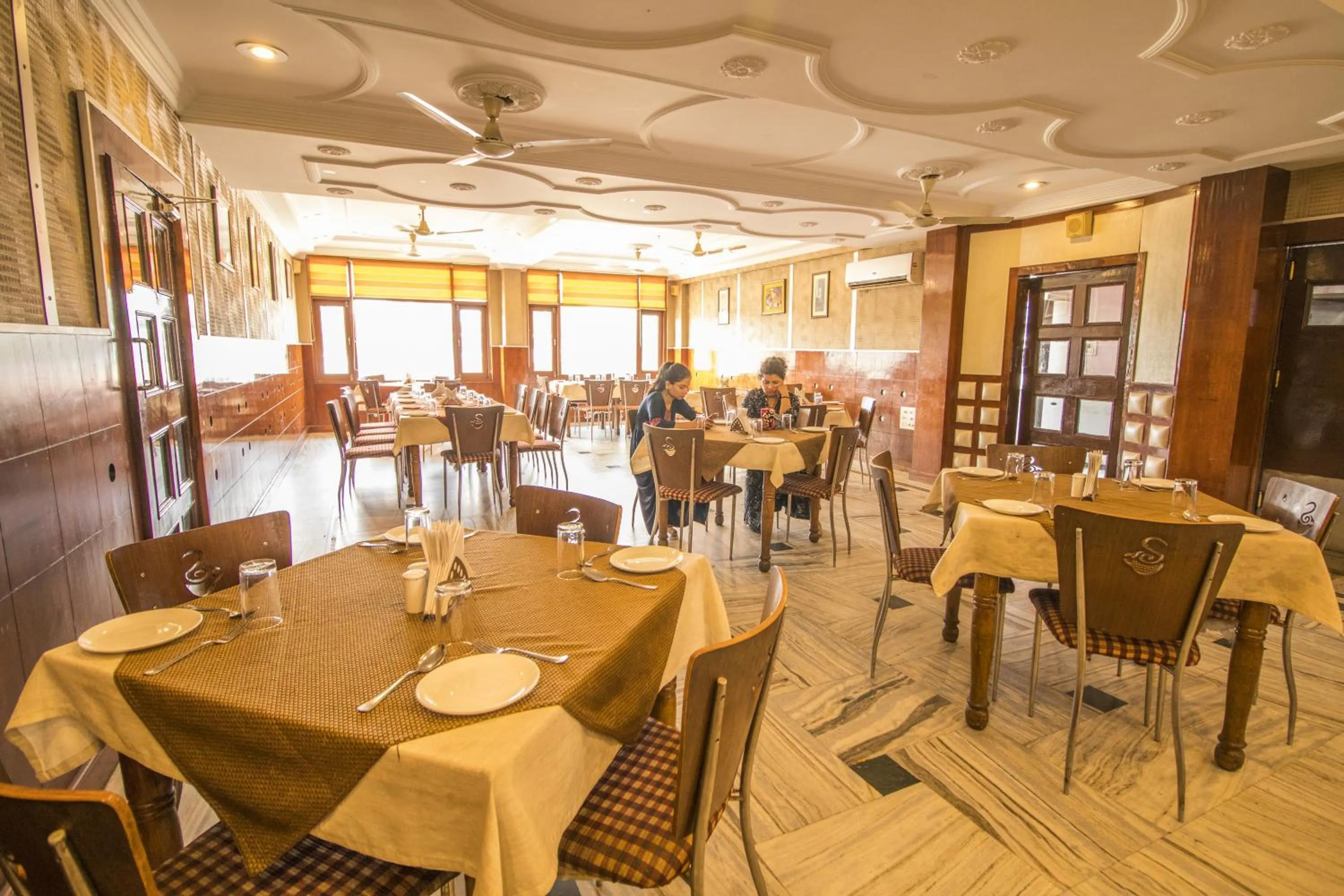 Restaurant/places to eat in WOW STAYZ2 Hotel Jahanvi Dale