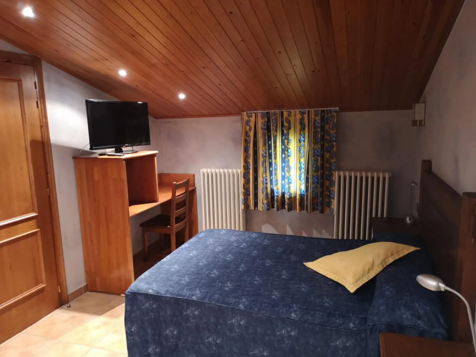 Budget Double Room in Hostal Cal Franciscó
