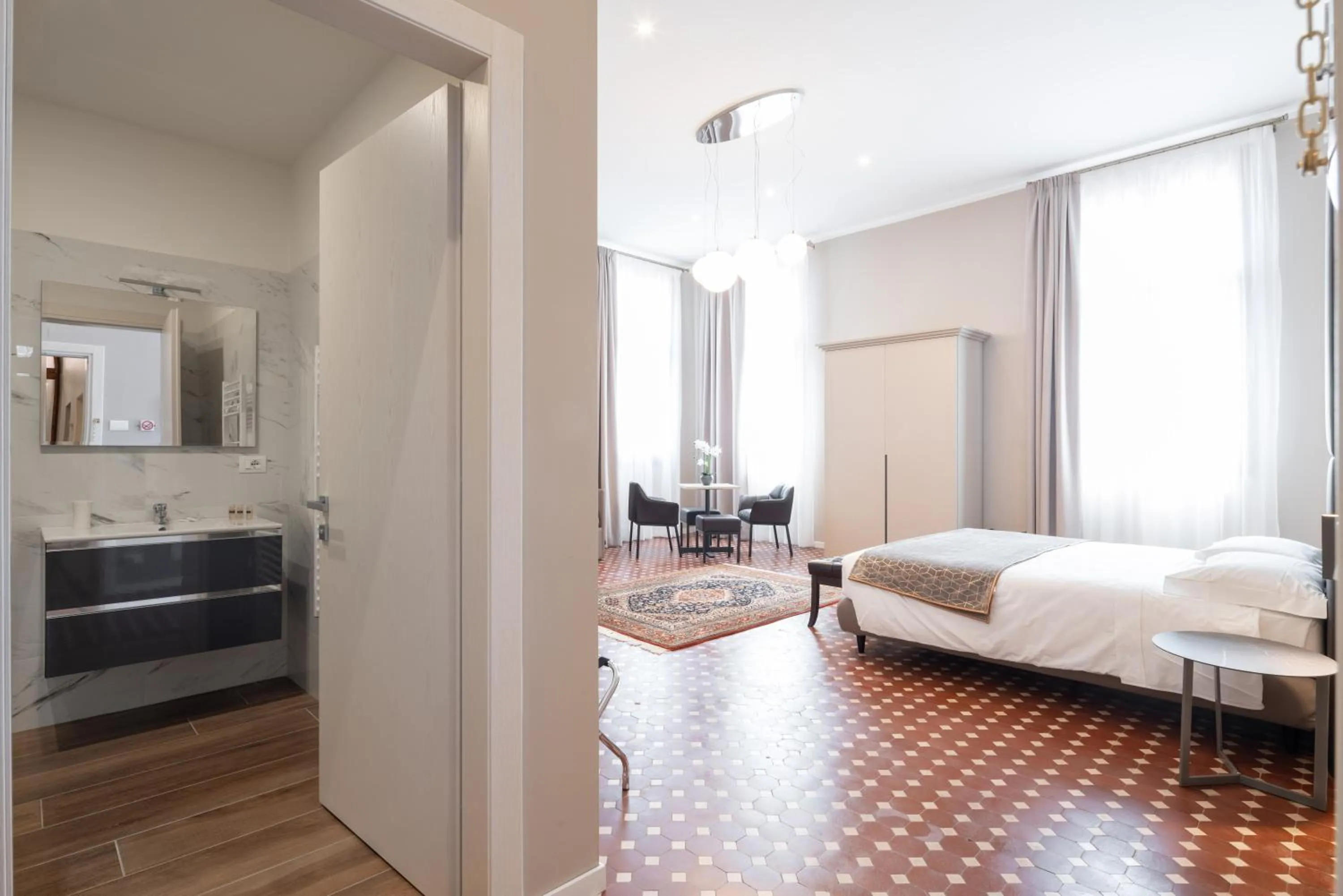 View (from property/room), Bed in Hotel Palazzo Martinelli Dolfin