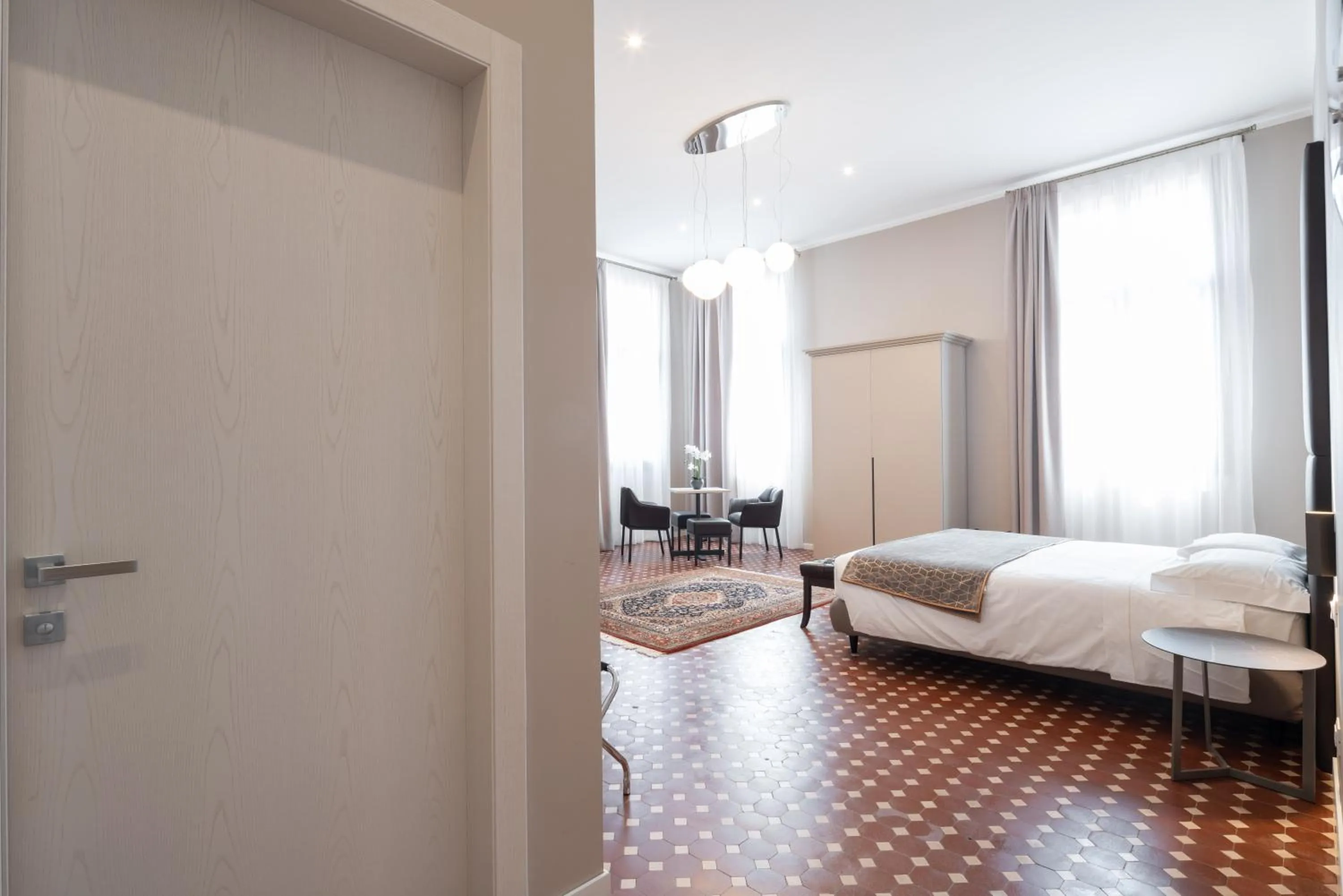 View (from property/room), Bed in Hotel Palazzo Martinelli Dolfin